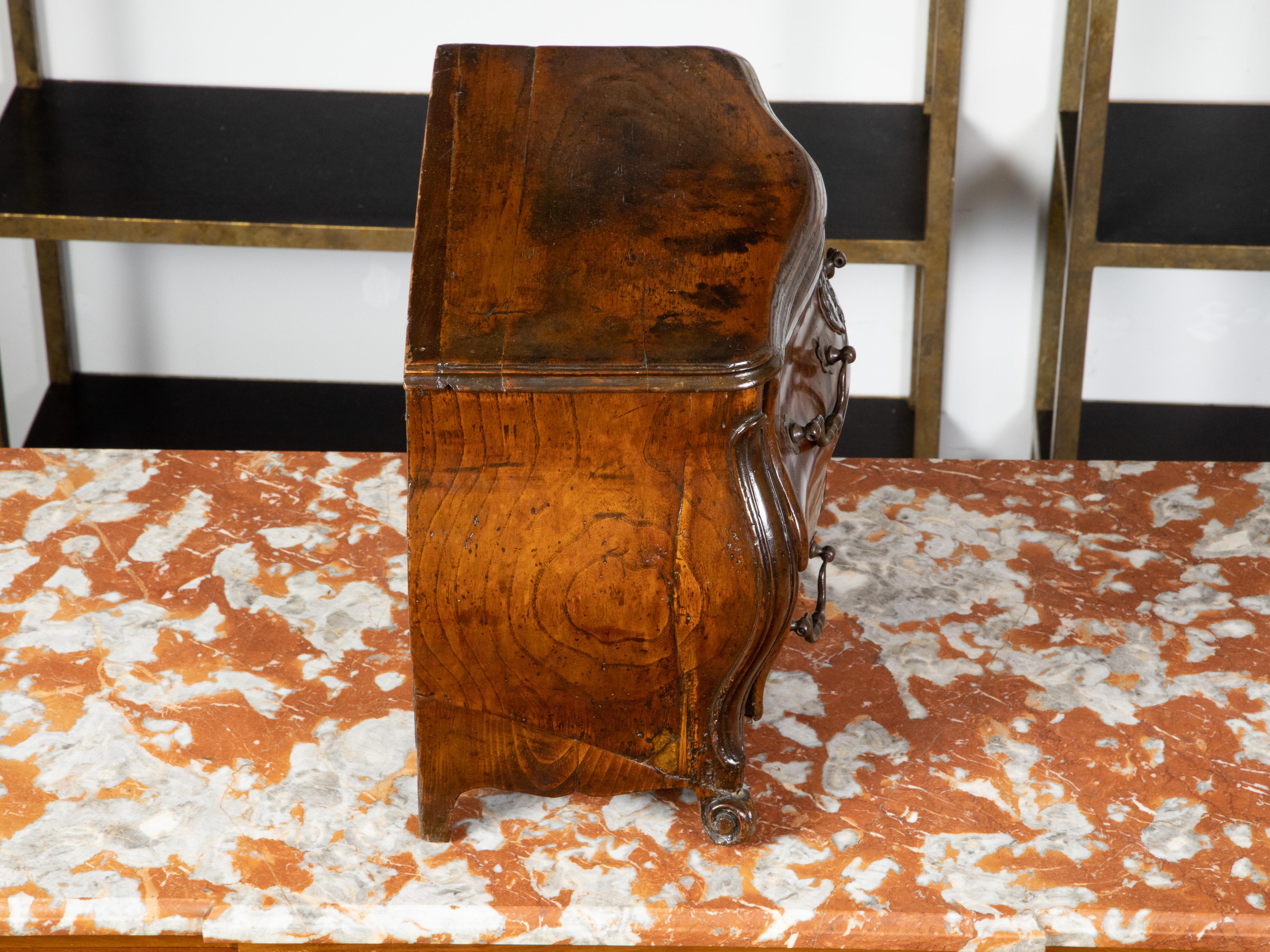 Intagliato Commode francese in miniatura Bombé in noce, XIX secolo in vendita