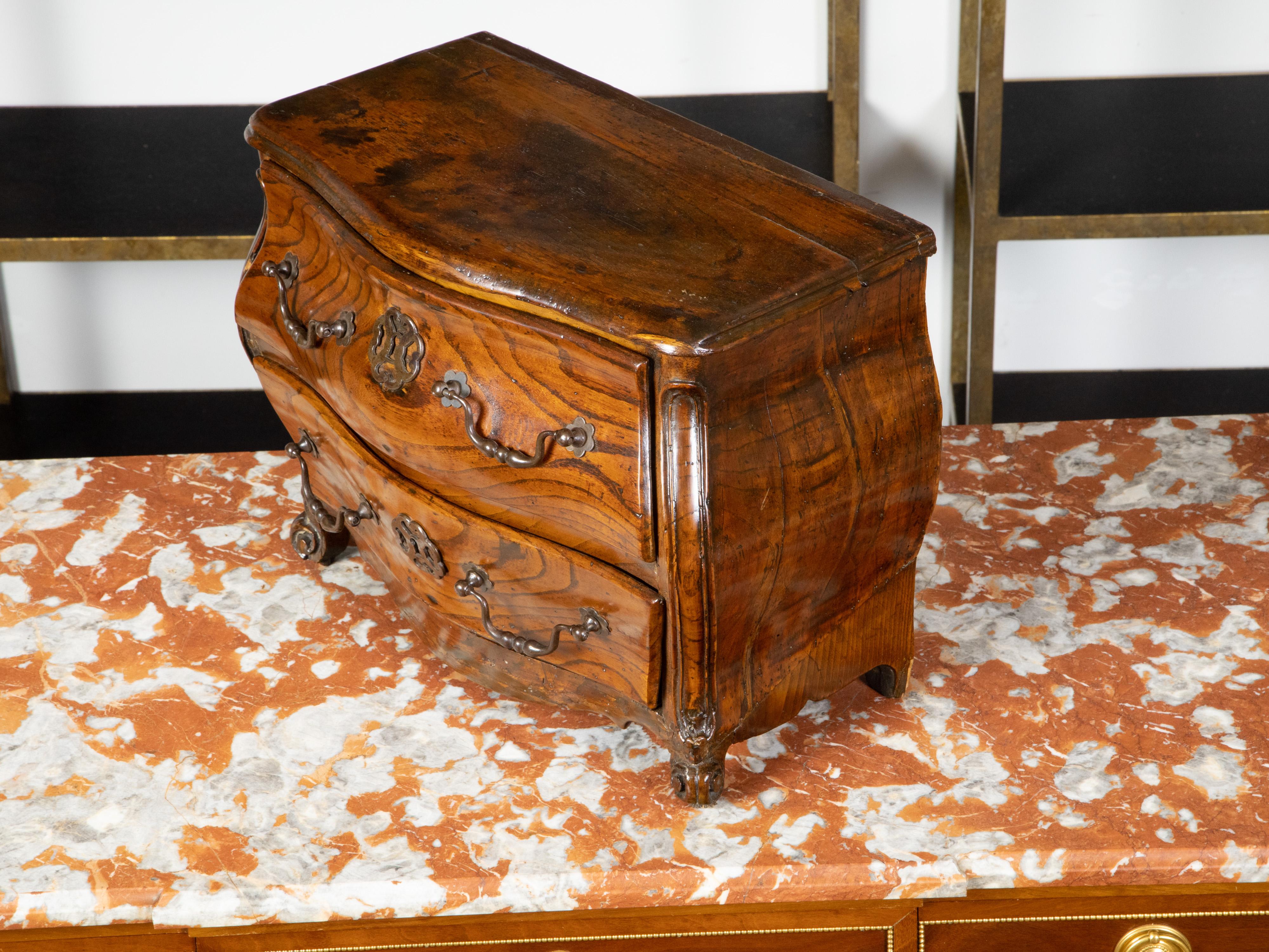 Commode francese in miniatura Bombé in noce, XIX secolo In condizioni buone in vendita a Atlanta, GA