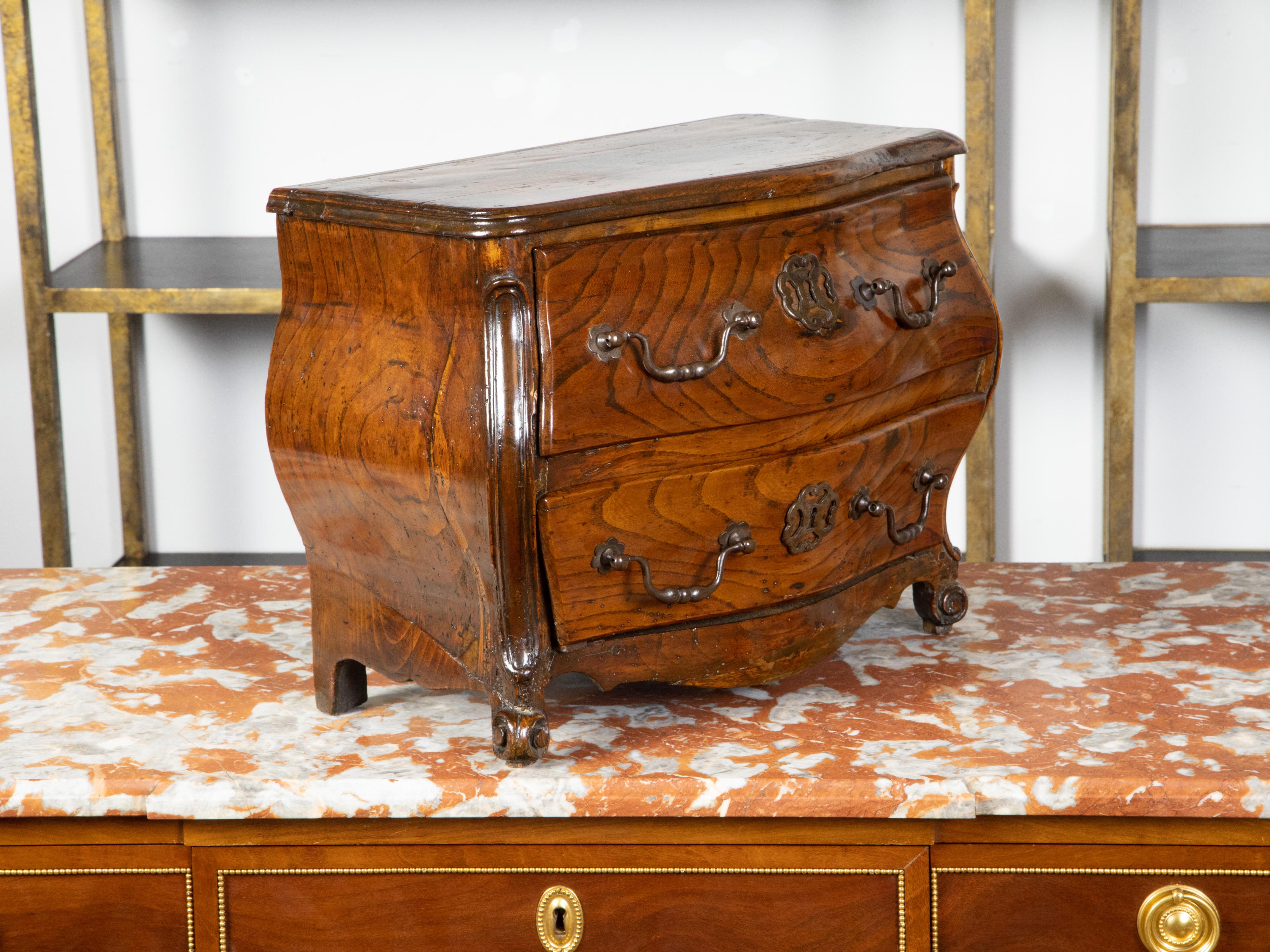 Ottone Commode francese in miniatura Bombé in noce, XIX secolo in vendita