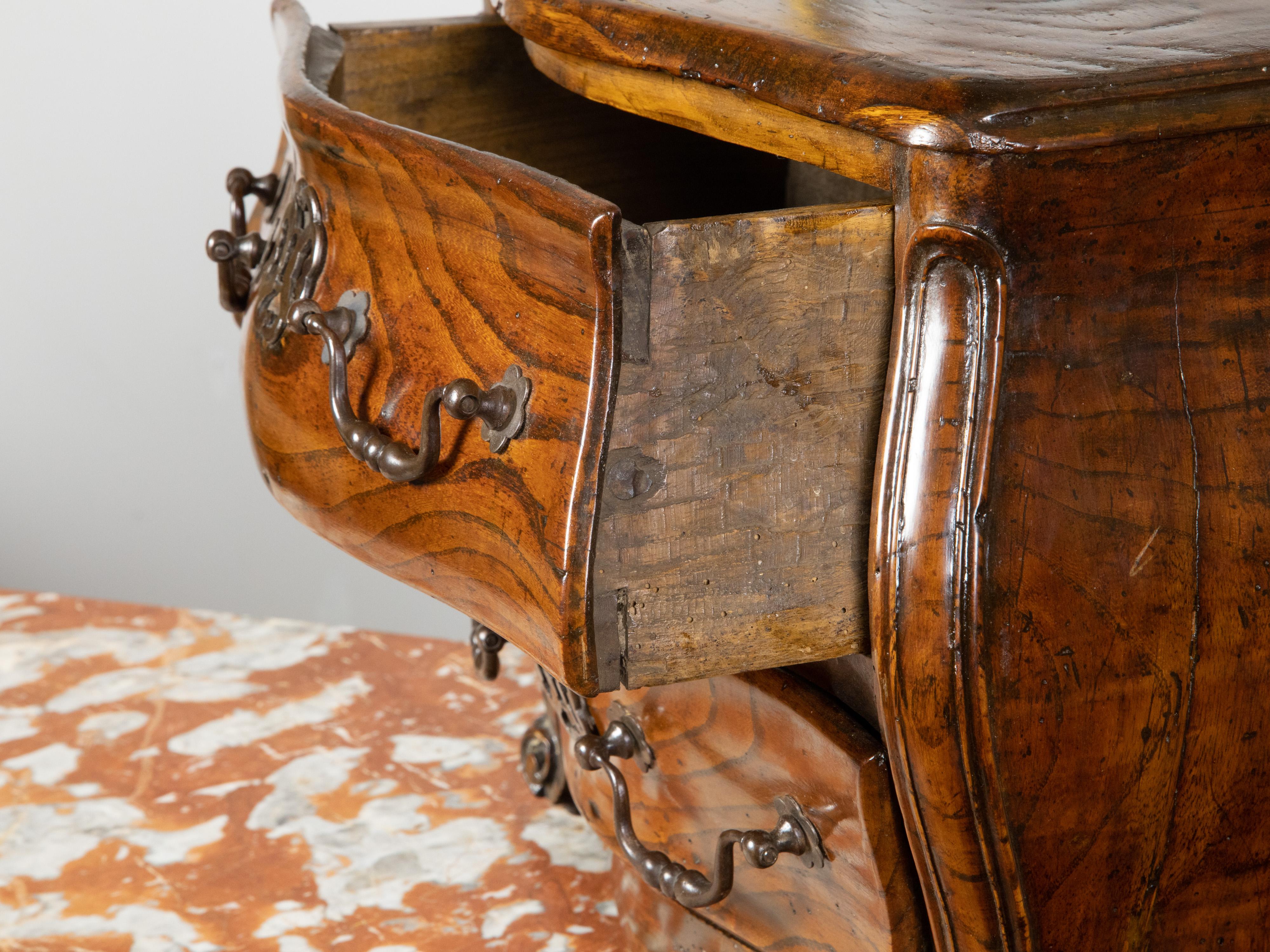 Commode francese in miniatura Bombé in noce, XIX secolo in vendita 1