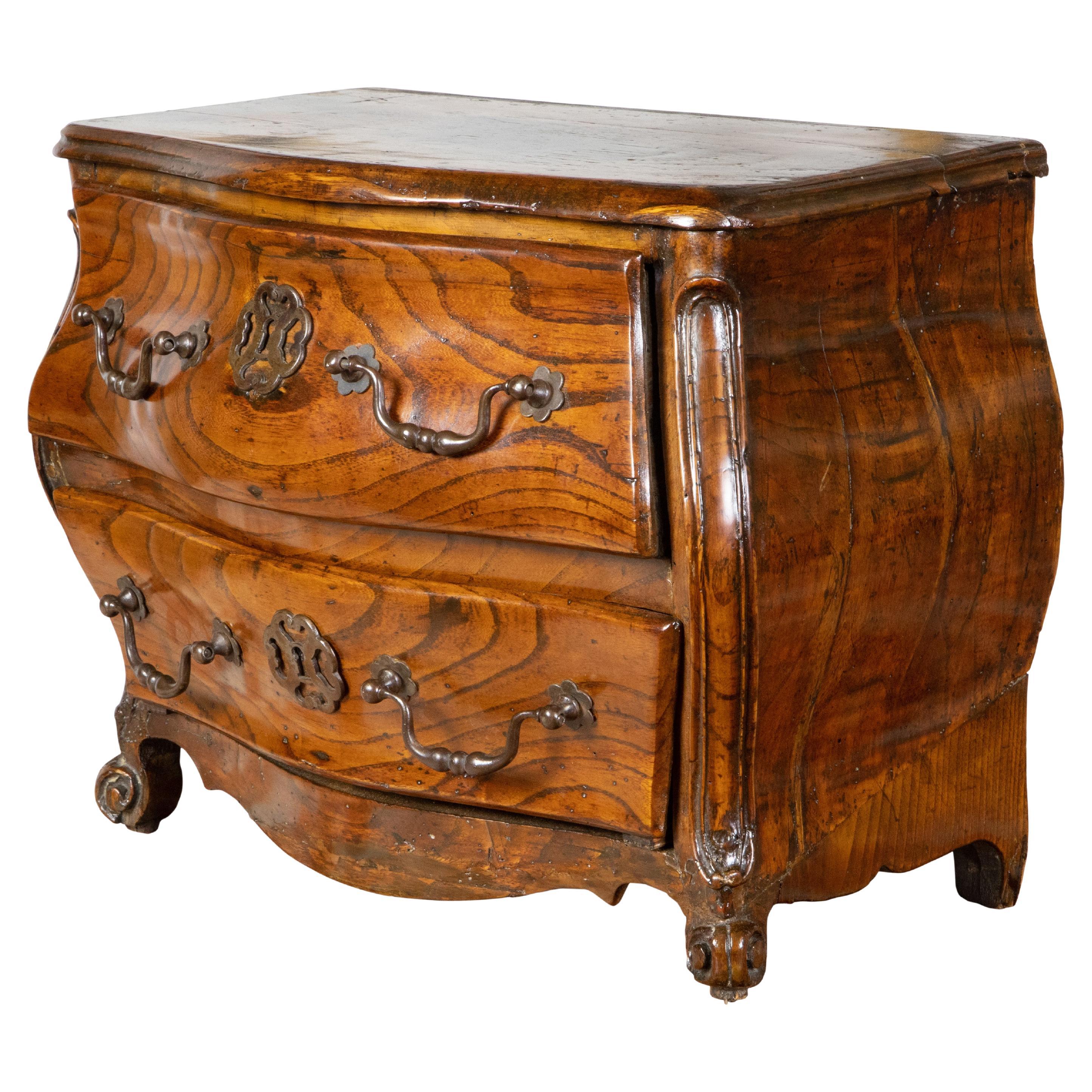 Commode francese in miniatura Bombé in noce, XIX secolo