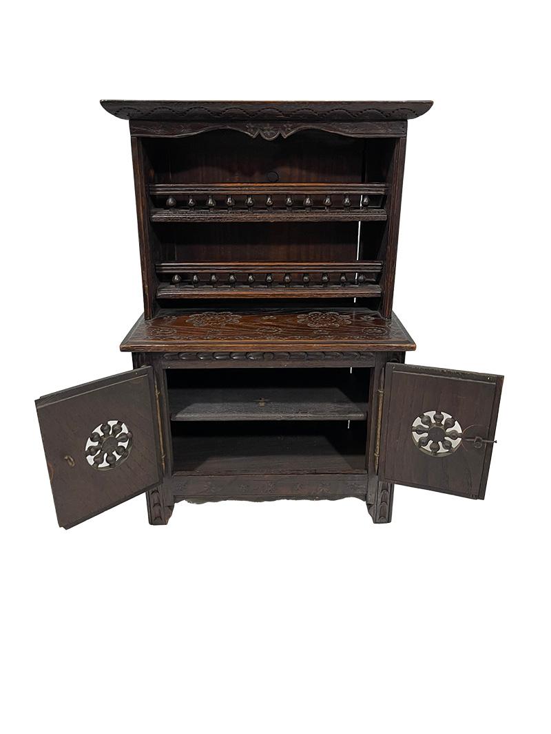 French miniature Breton Doll furniture, ca 1900 In Good Condition For Sale In Delft, NL