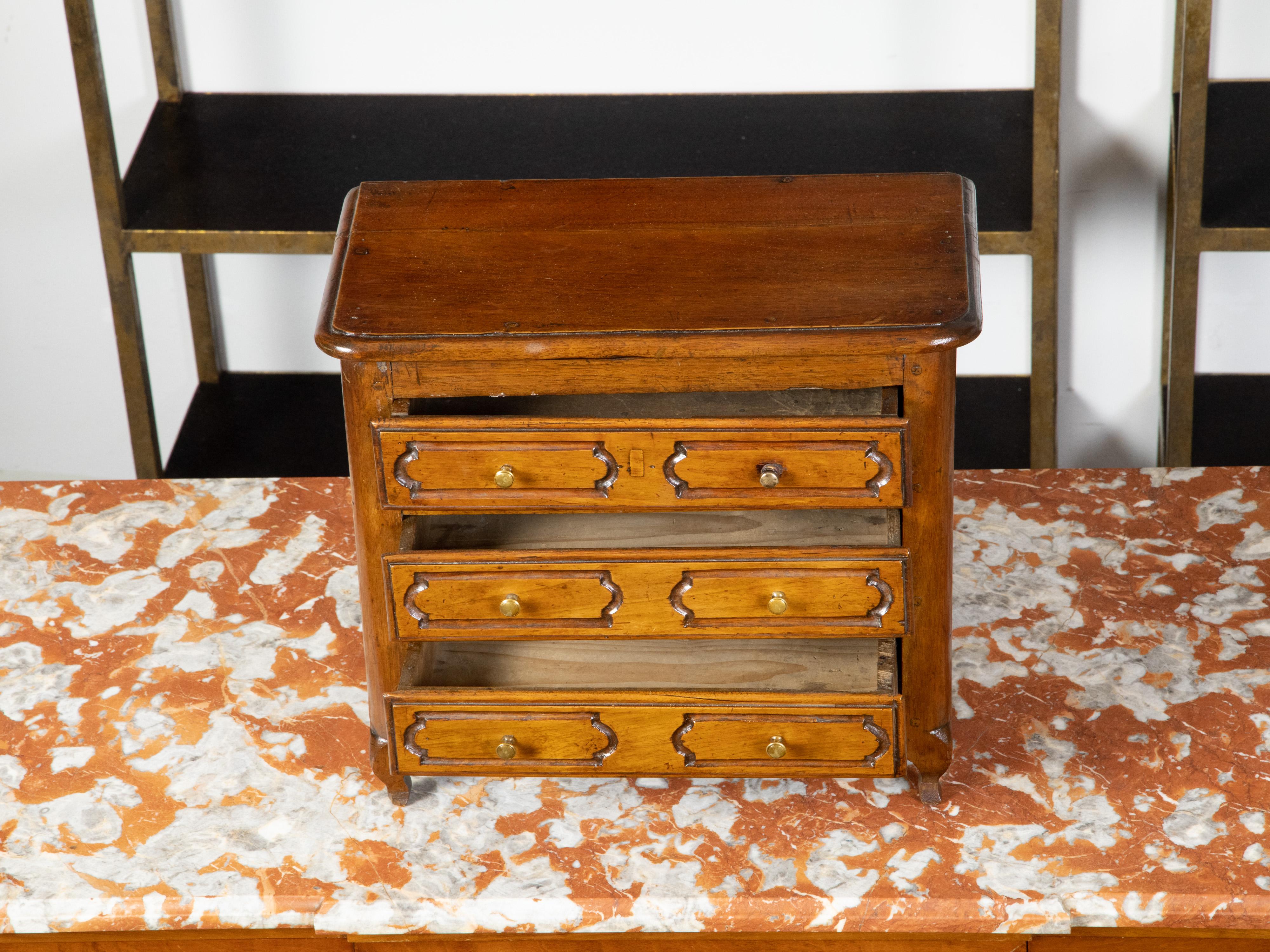 Francese Commode francese in stile Luigi XV in noce, XIX secolo in vendita