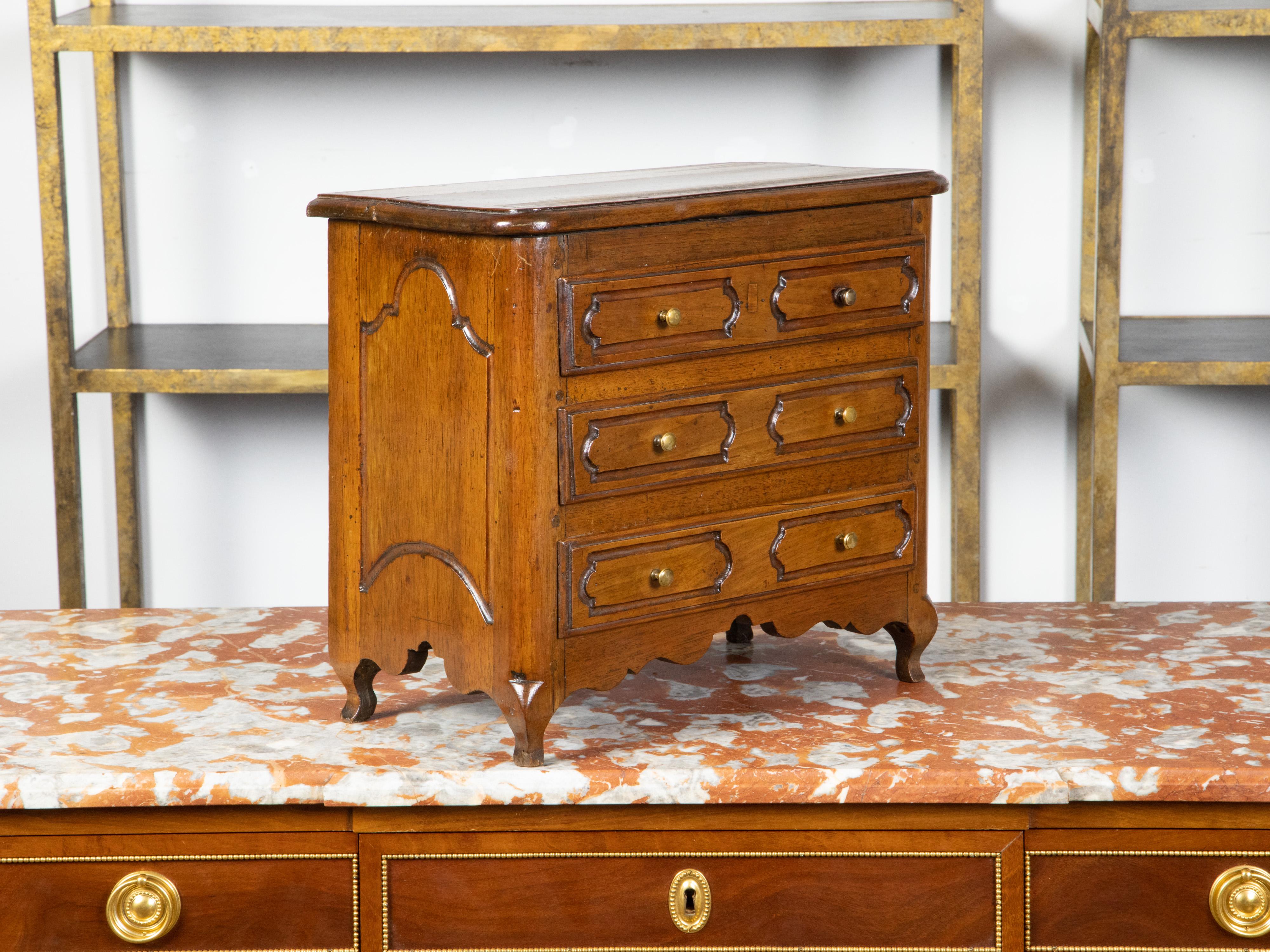 Intagliato Commode francese in stile Luigi XV in noce, XIX secolo in vendita