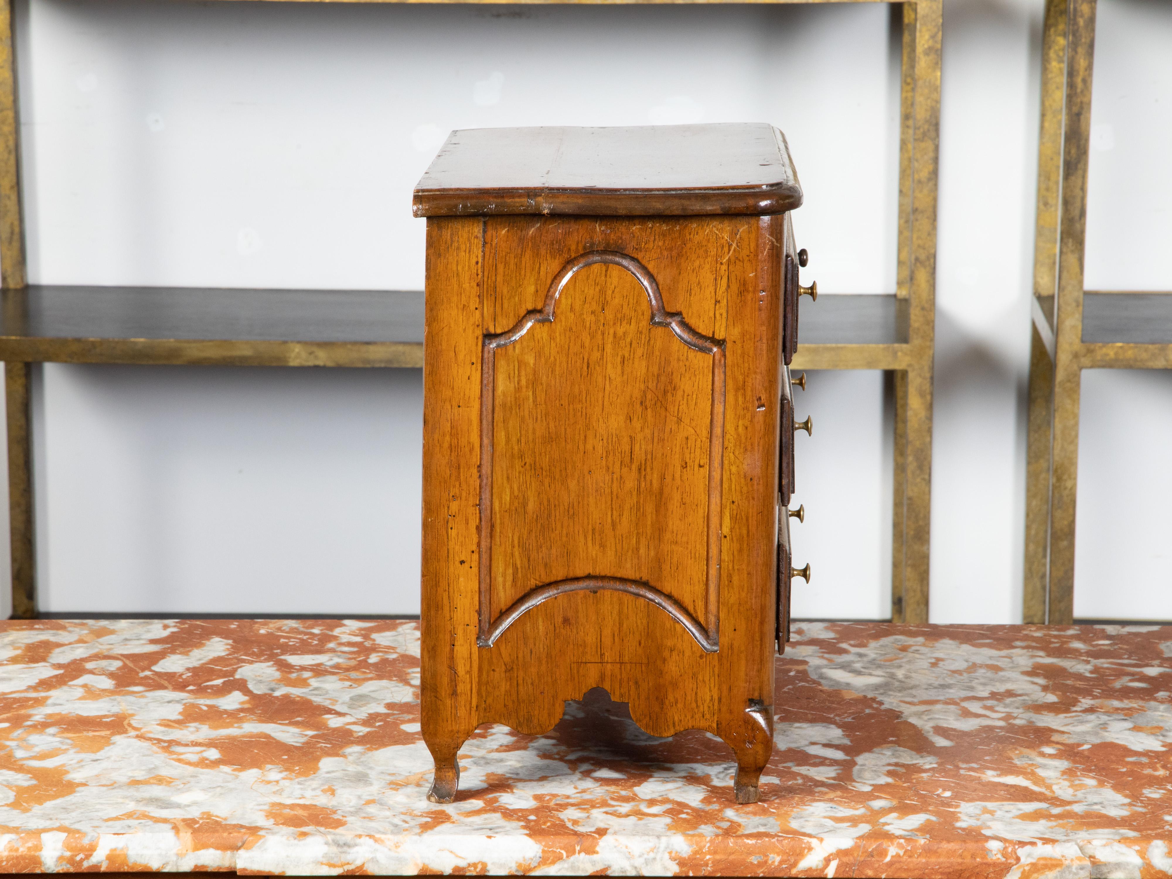 Commode francese in stile Luigi XV in noce, XIX secolo In condizioni buone in vendita a Atlanta, GA