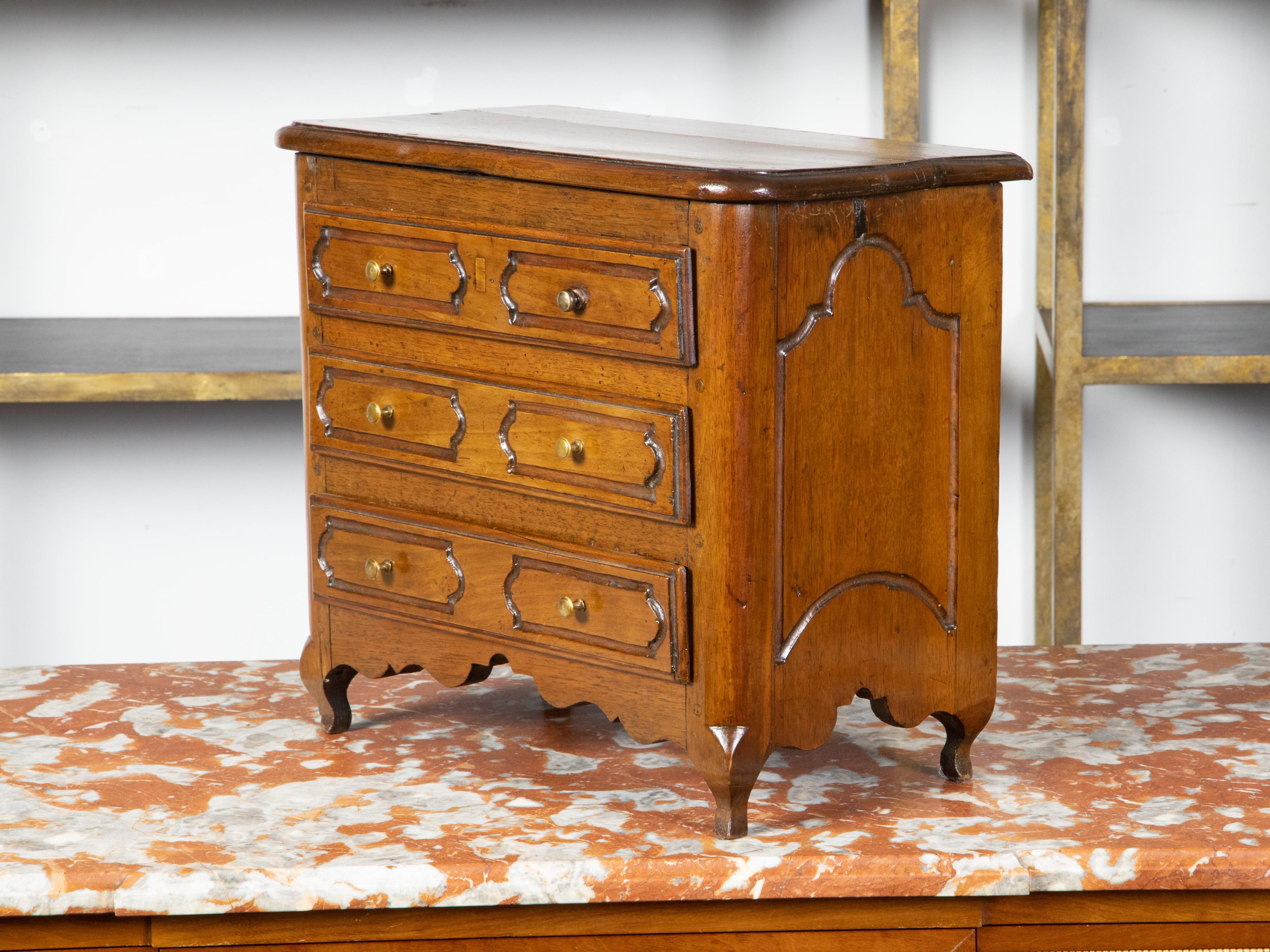 Commode francese in stile Luigi XV in noce, XIX secolo in vendita 2