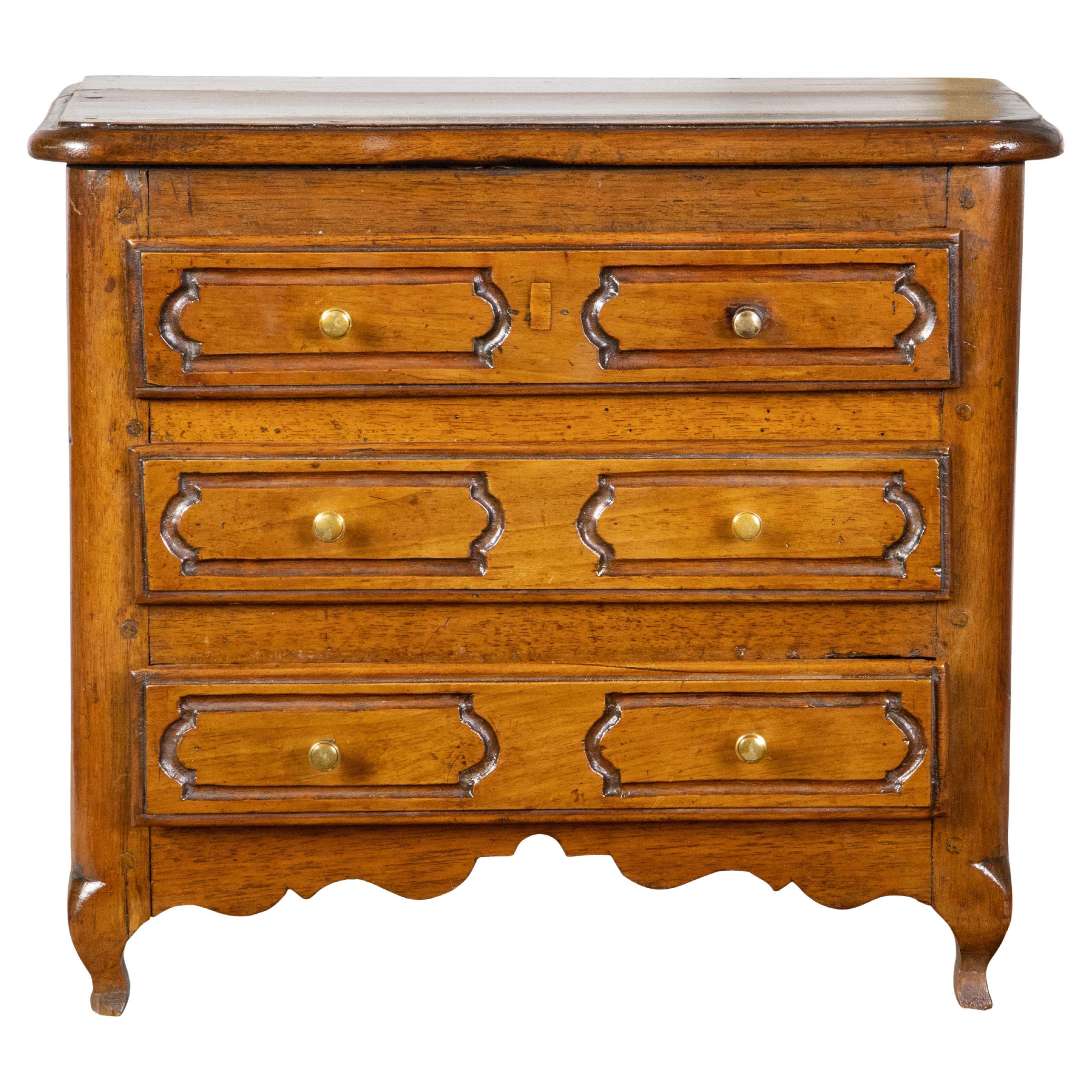 Commode francese in stile Luigi XV in noce, XIX secolo