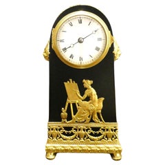 Reloj de chimenea miniatura francés de bronce patinado y ormolu