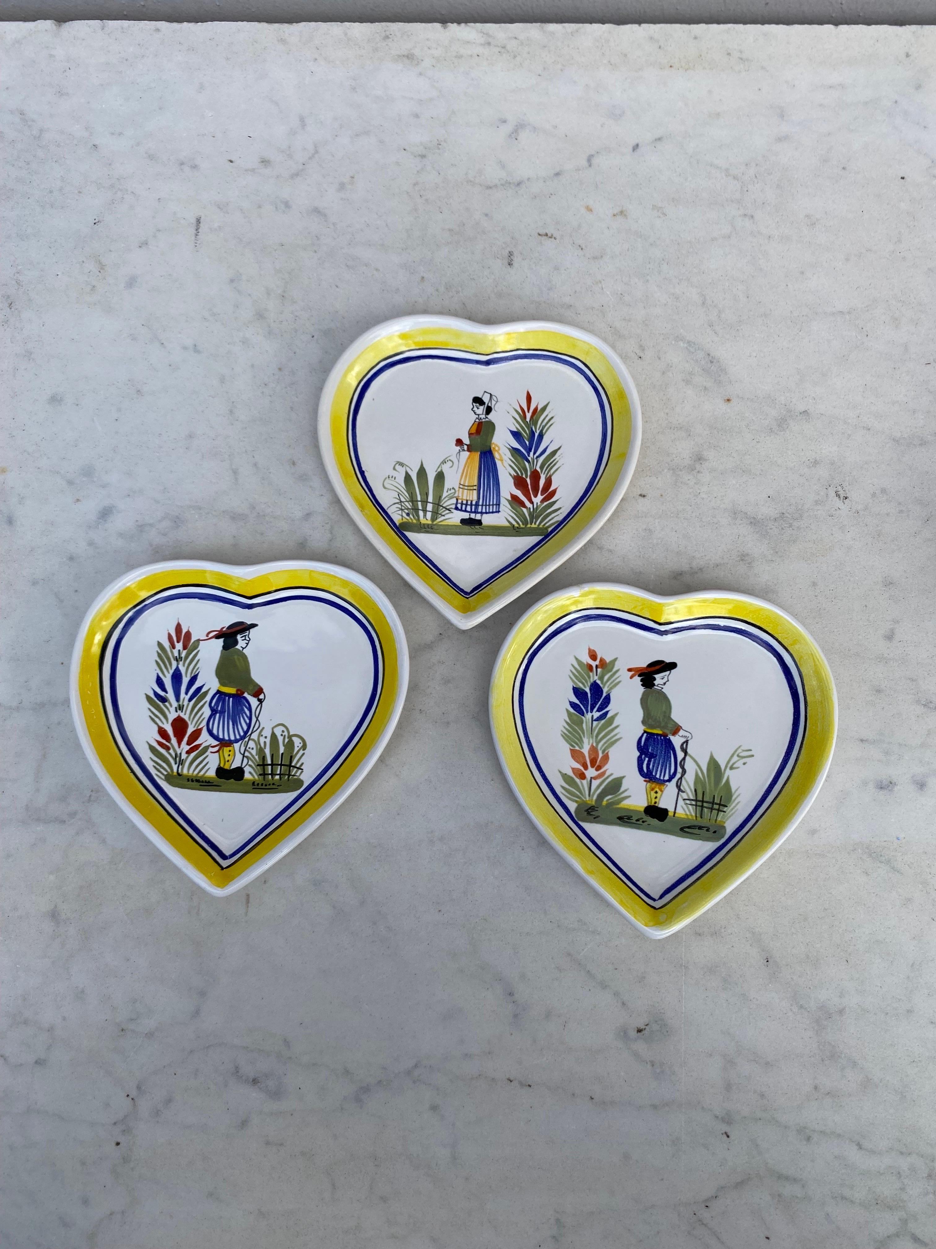 French Miniature Quimper Heart Plate, Circa 1950 In Good Condition For Sale In Austin, TX
