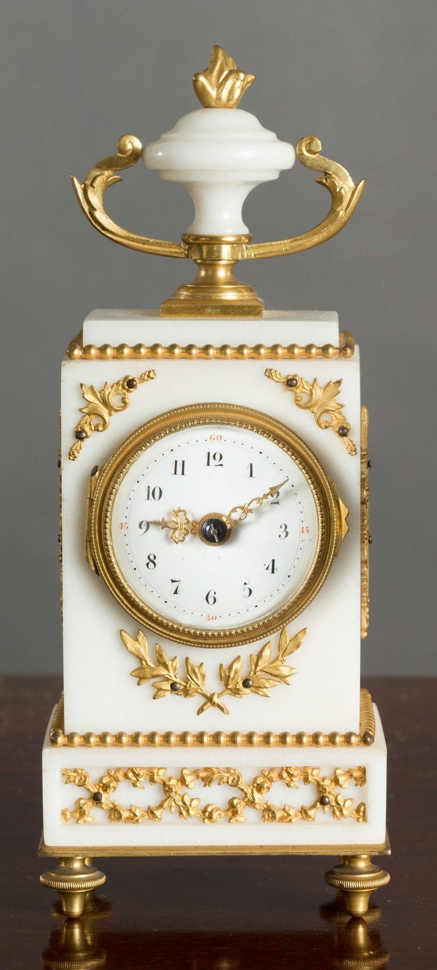 Französisch Miniature Weiß Marmor Uhr Garnitur im Zustand „Gut“ im Angebot in Norwich, GB