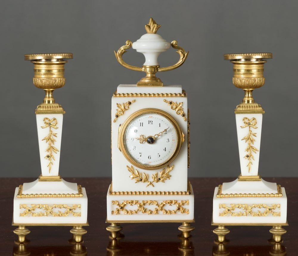 Französisch Miniature Weiß Marmor Uhr Garnitur (Spätes 19. Jahrhundert) im Angebot