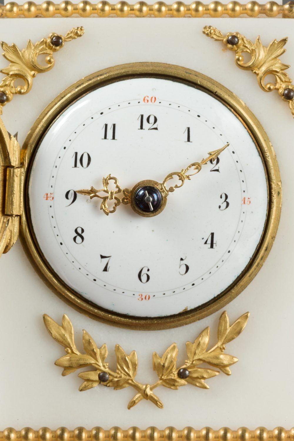 Französisch Miniature Weiß Marmor Uhr Garnitur im Angebot 2