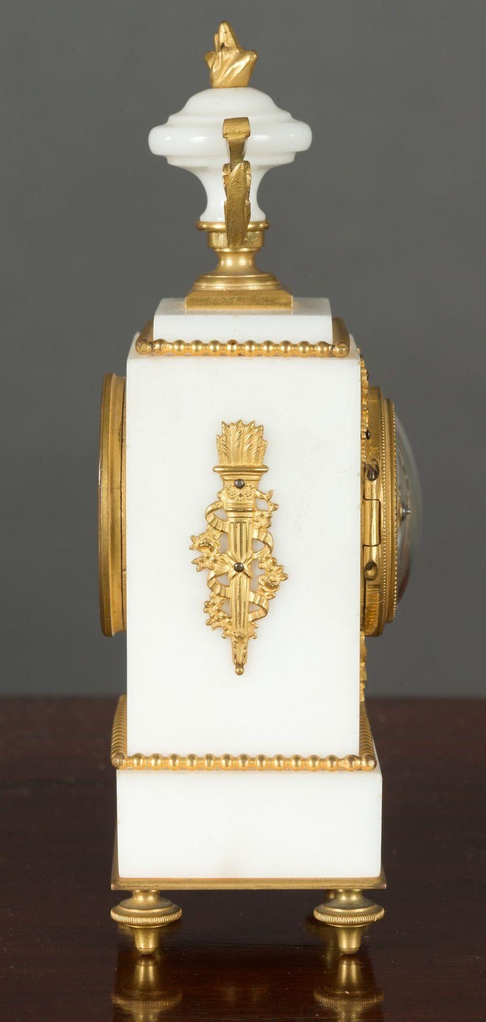 Französisch Miniature Weiß Marmor Uhr Garnitur im Angebot 3