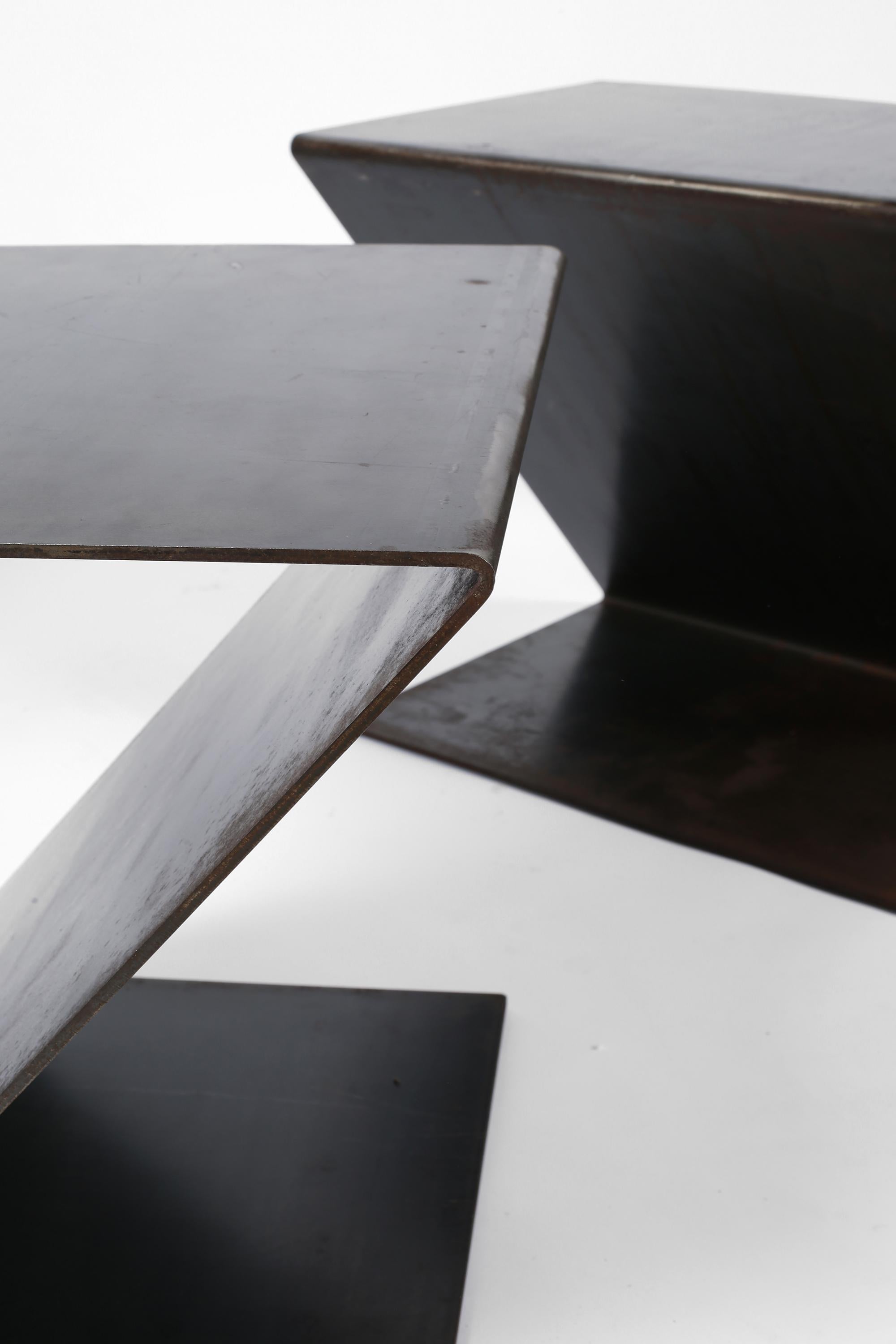 Tables « Z » minimalistes françaises en acier plié en vente 4