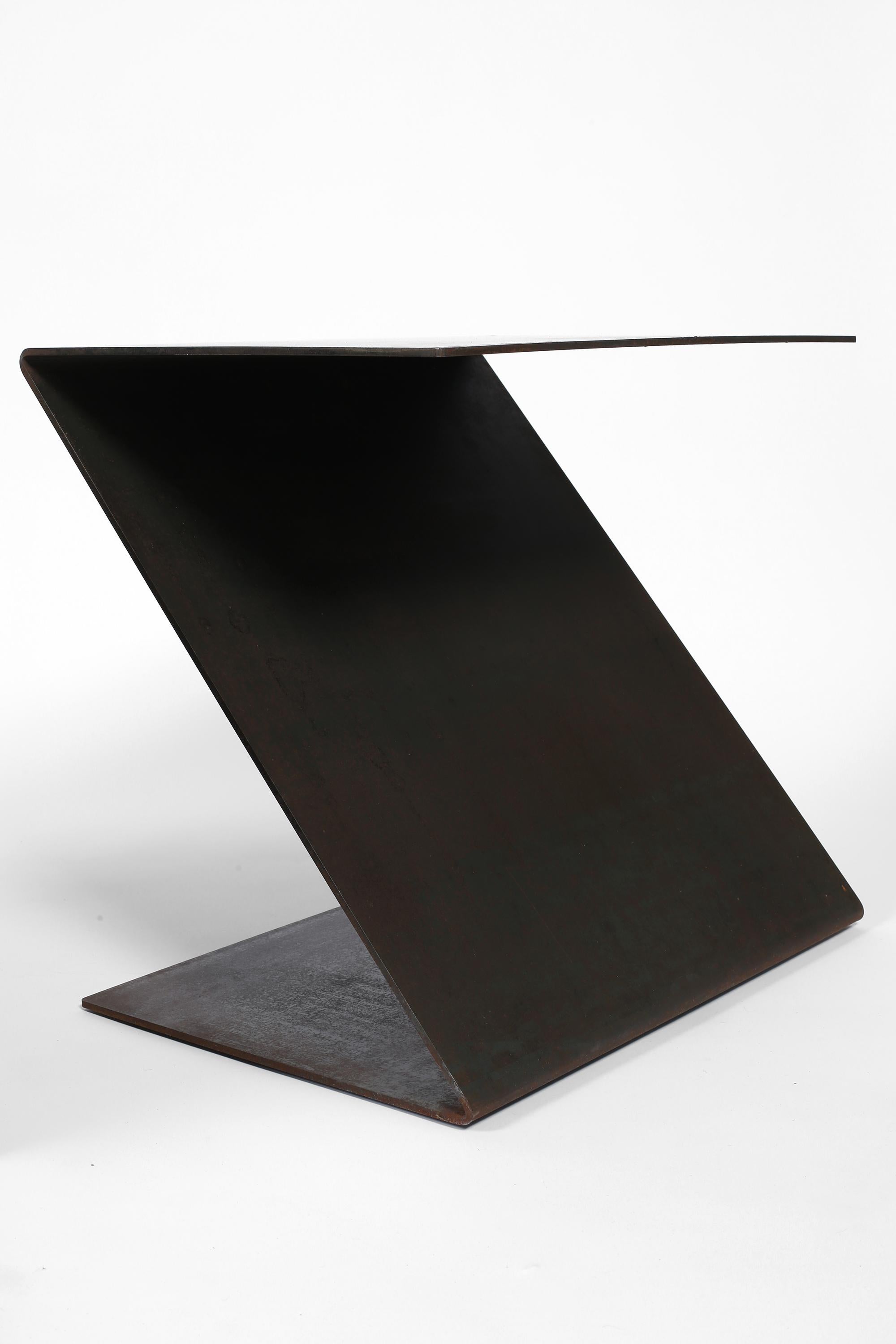 Tables « Z » minimalistes françaises en acier plié en vente 7