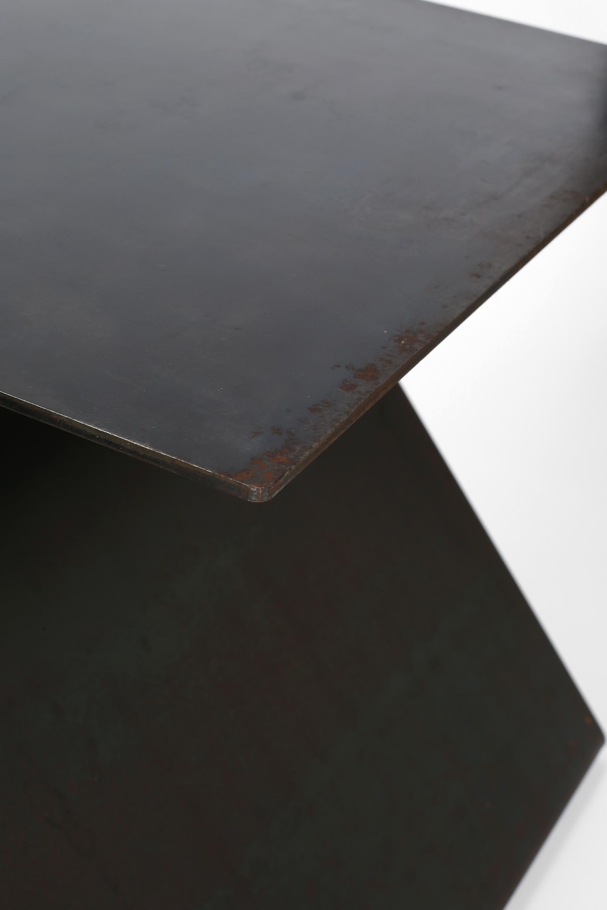 Tables « Z » minimalistes françaises en acier plié en vente 12