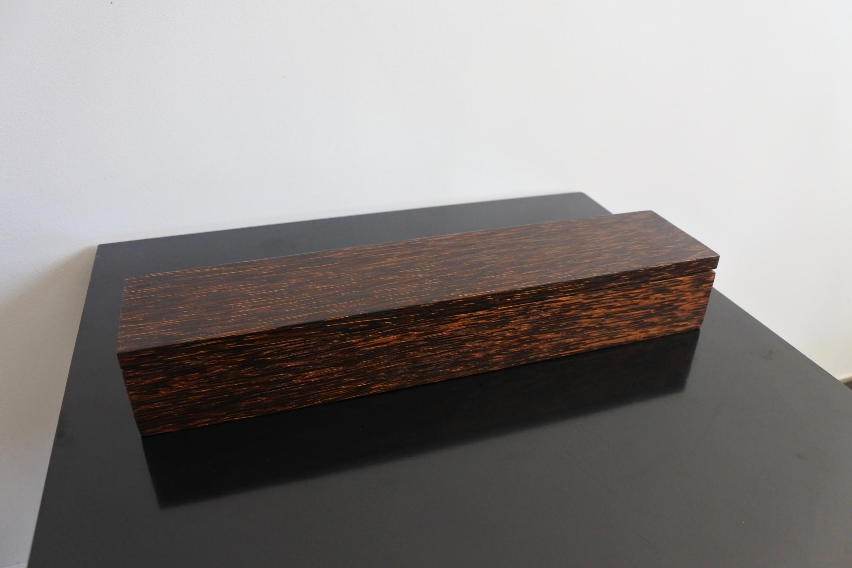 Handmade Minimalist box made in France in the 1940s.
Solid palm wood.
Very decorative.
 