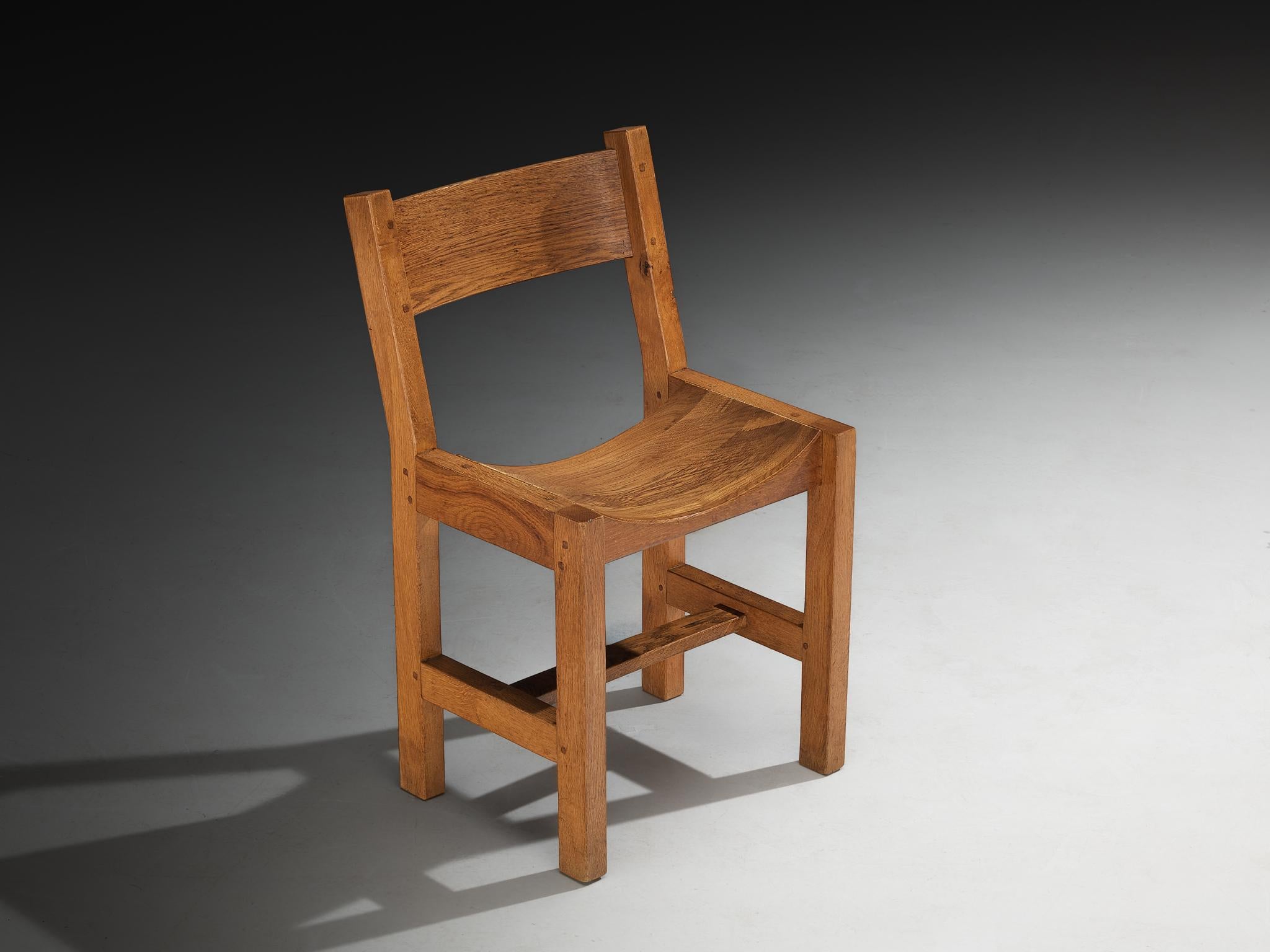 Sedia, rovere massiccio, Francia, anni '60

Bellissima sedia realizzata in rovere massiccio, prodotta in Francia negli anni '60. La sua struttura robusta parla della qualità duratura della lavorazione tradizionale del legno, mentre le linee pulite e