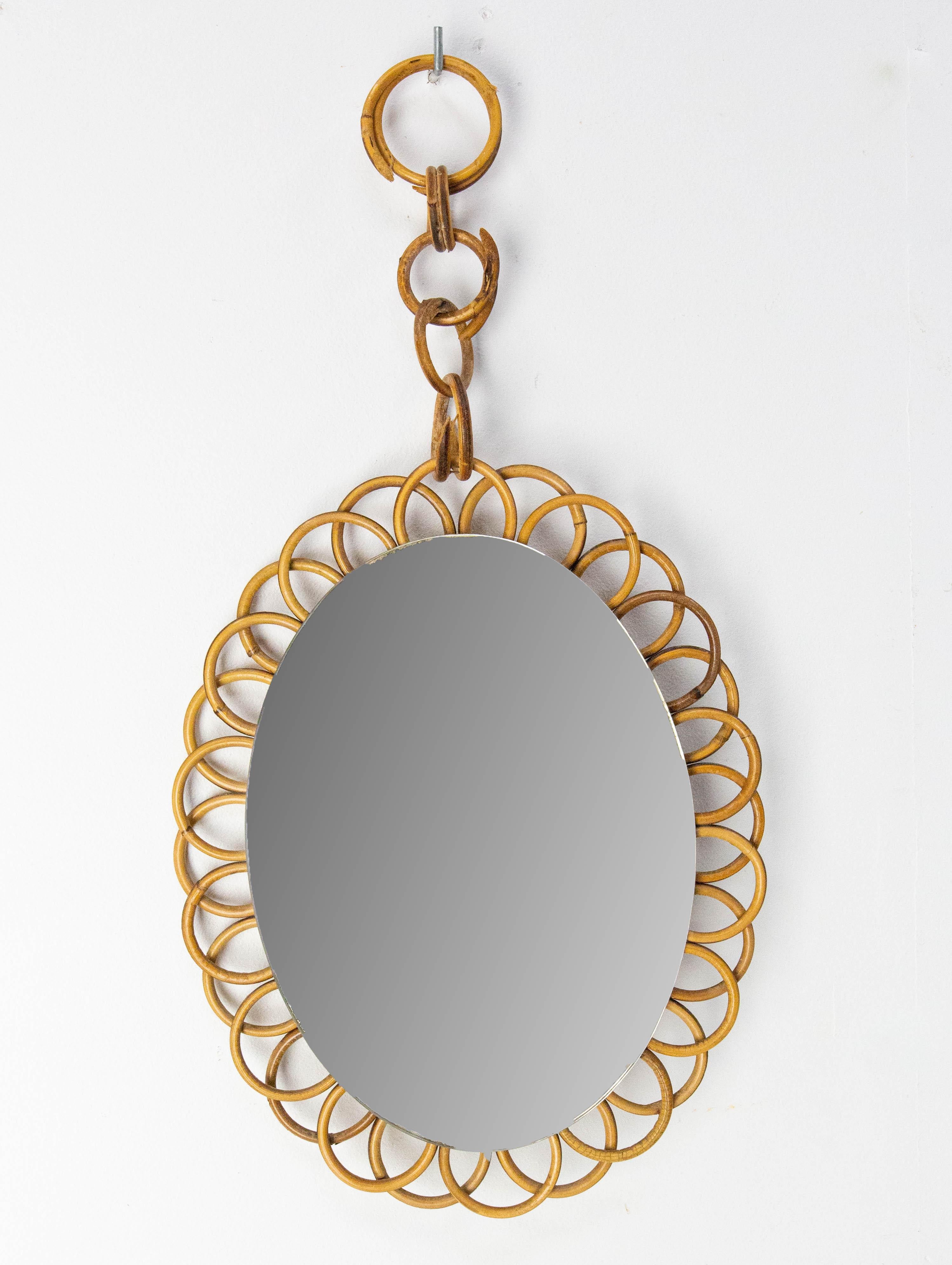 Specchio di metà secolo, Francia, circa 1960.
Il telaio è fatto di cerchi di rattan, appesi con una piccola catena di rattan.
Altezza senza la catena in rattan: 13,78 cm. 
Buone condizioni vintage

Spedizione:
3 / 27 / 35 cm .05 kg