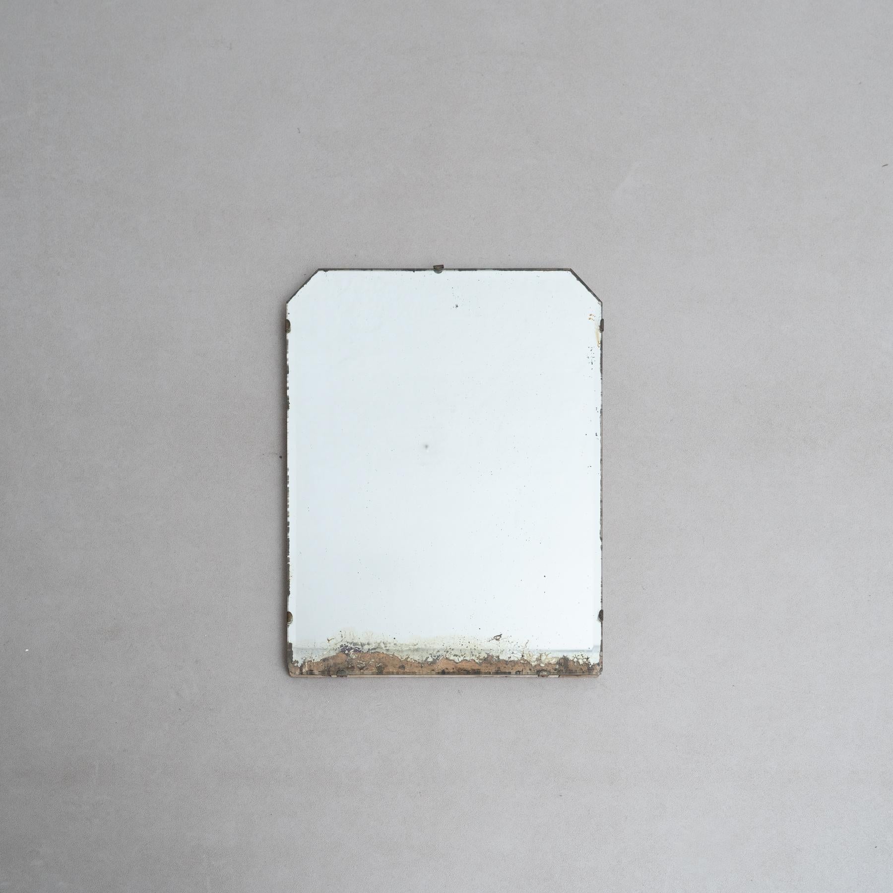 Miroir français du début du 20e siècle - Circa 1940

Cet élégant miroir français, fabriqué vers 1940, incarne le style minimaliste et rationaliste typique de l'époque. Avec une silhouette simple mais raffinée, son design intemporel s'intègre