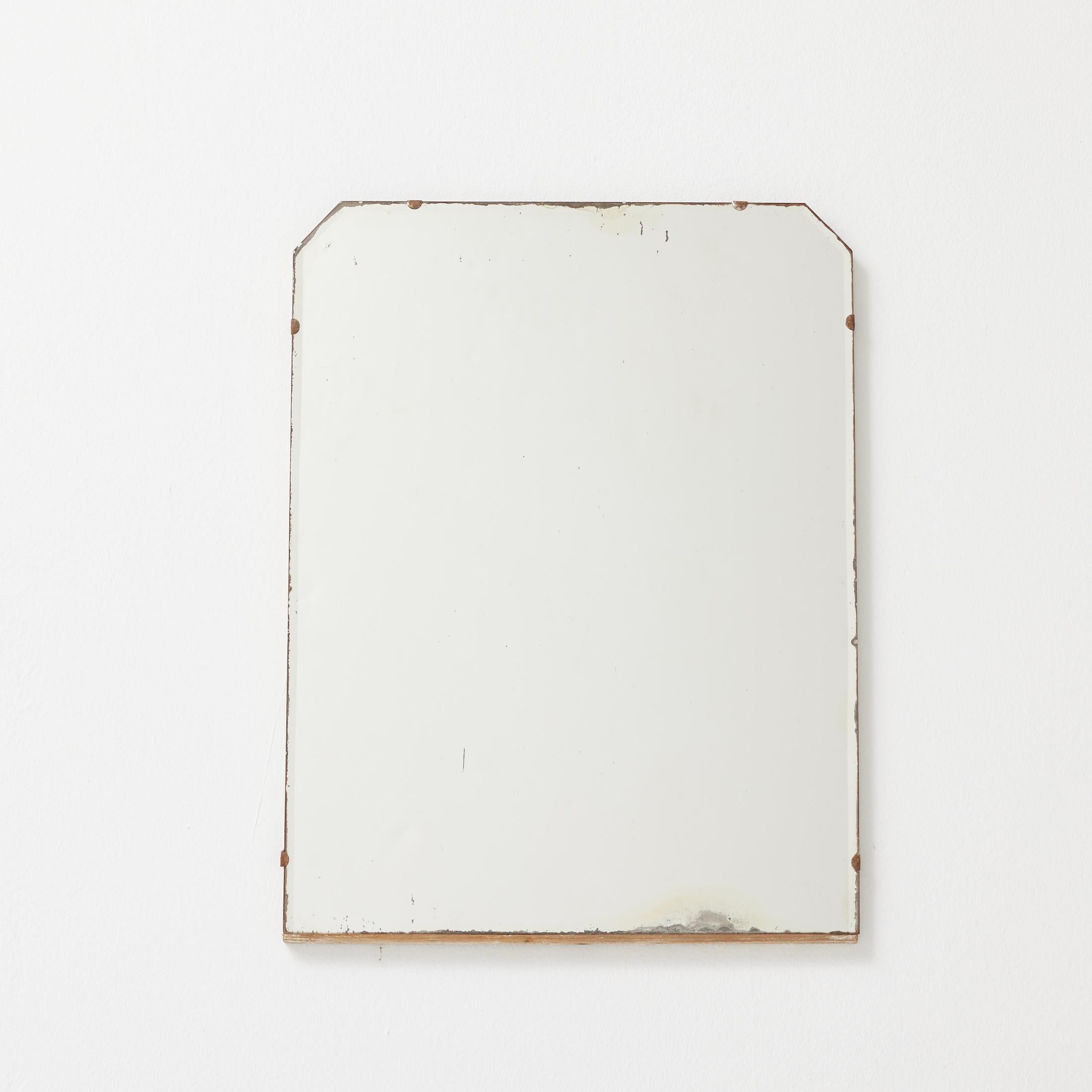 French Mirror from the Early 20th Century – Circa 1940

This elegant French mirror, crafted around 1940, embodies the minimalist and rationalist style typical of the era. With a simple yet refined silhouette, its timeless design seamlessly fits into