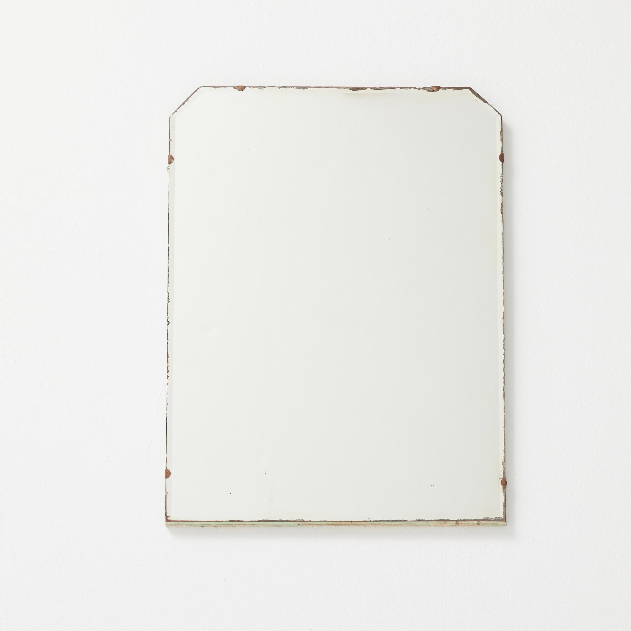 Miroir français du début du 20e siècle - Circa 1940

Cet élégant miroir français, fabriqué vers 1940, incarne le style minimaliste et rationaliste typique de l'époque. Avec une silhouette simple mais raffinée, son design intemporel s'intègre