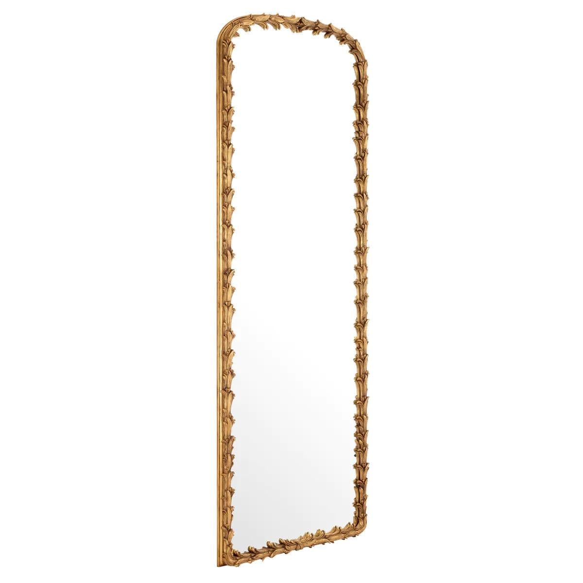Moderno Specchio francese modello L, foglia d'oro invecchiato, legno di mogano. in vendita
