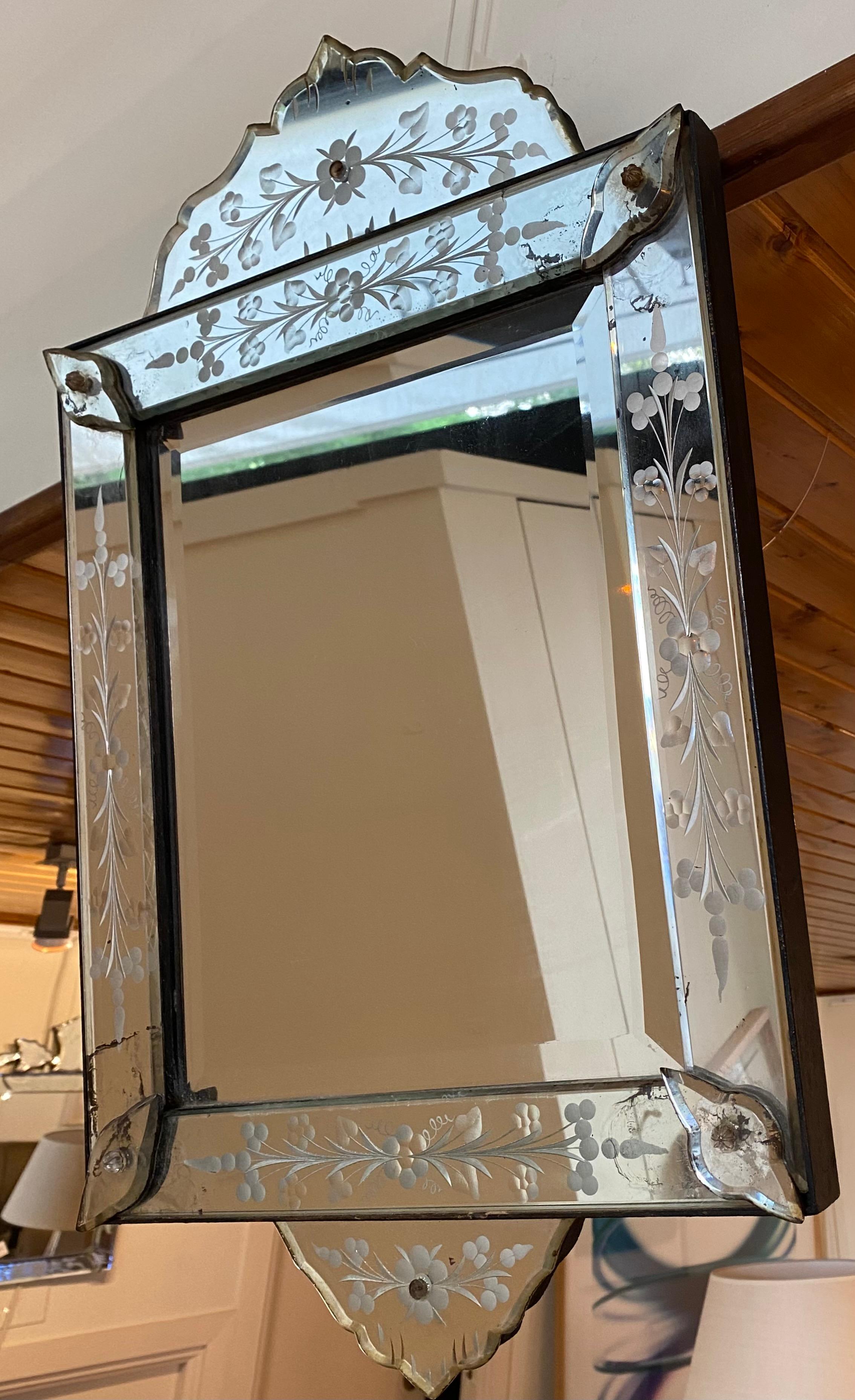 French mirror from the 40s, with engraved and carved glass, without any broken piece, small marks can be seen over time. An elegant French Art Deco Mirror, with a delicate decoration of flowers and branches carved and engraved on the frame. Made