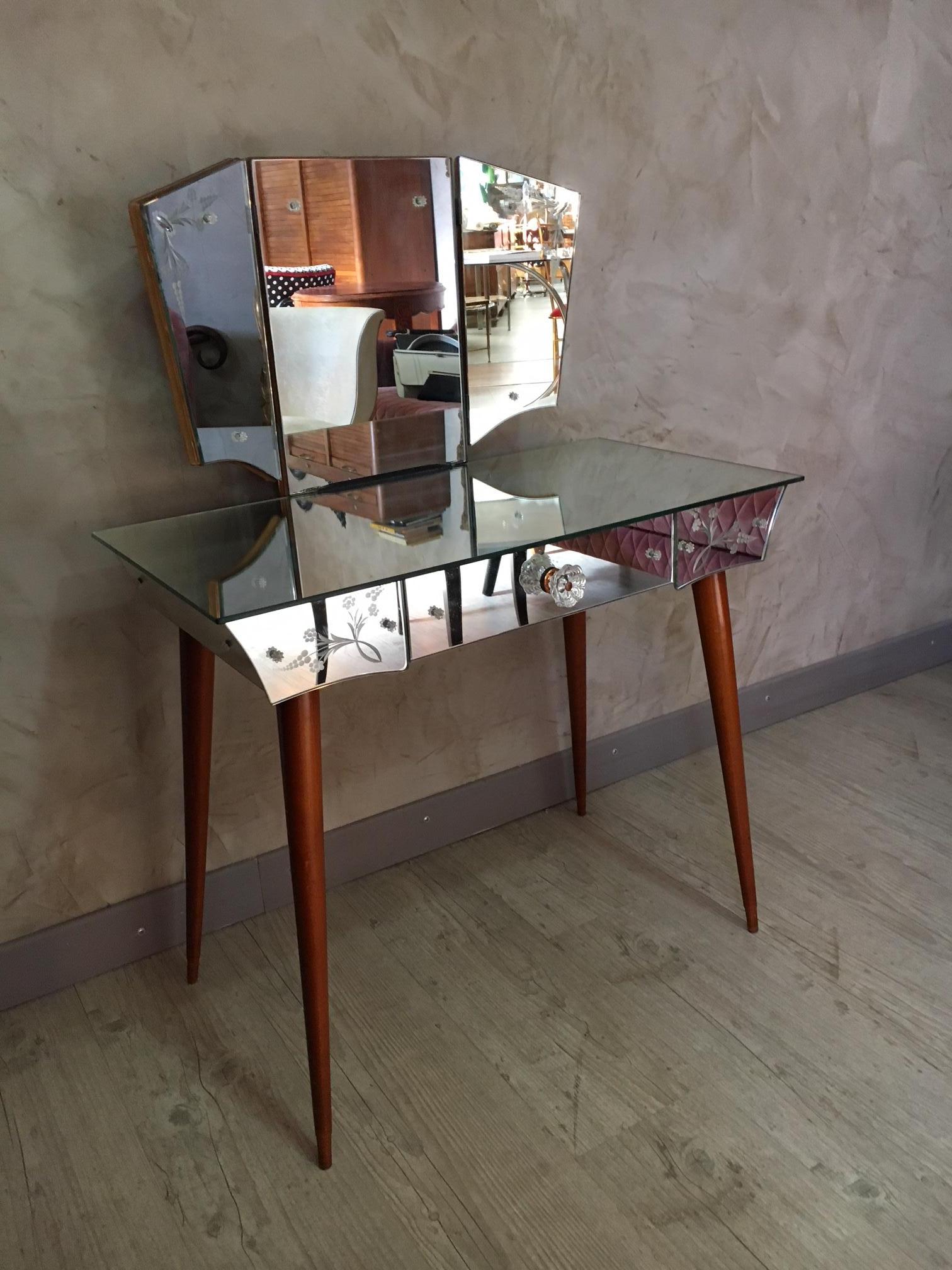 Beautiful French mirrored dressing table from the 1950s.
One drawer.
Etched front.
Triptyque mirror which can be remove and fold.
 