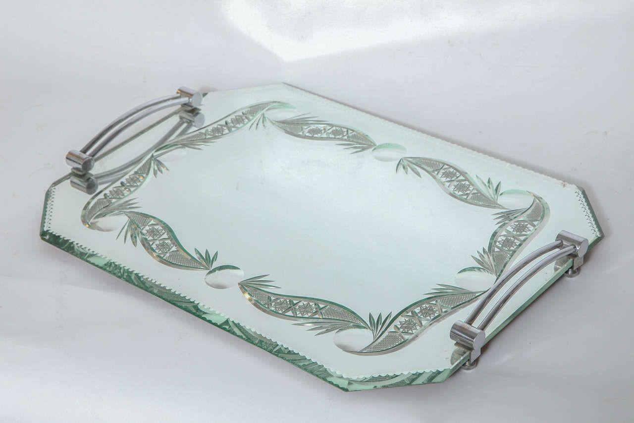 Un élégant plateau de toilette français en miroir avec des poignées nickelées et un biseautage complexe.