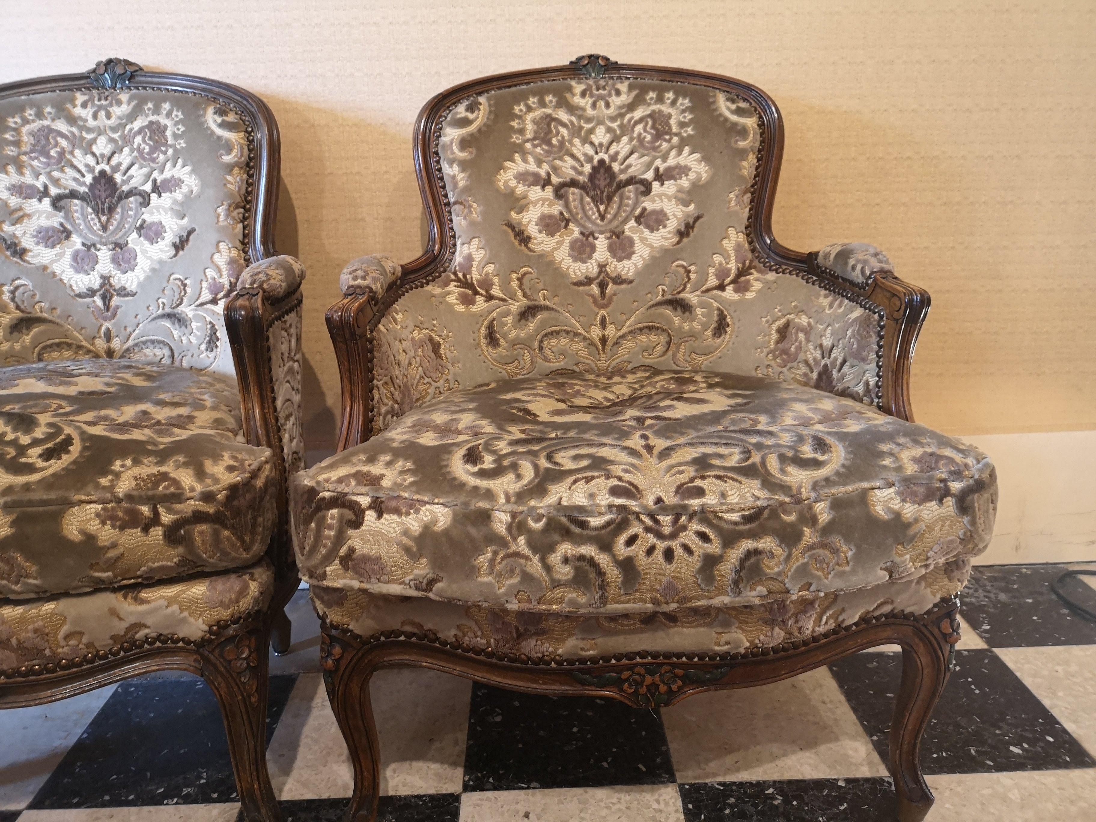 A pair of bergère armchairs in natural wood from the 20th century.
The fabric and cushions are period and in good condition.
The seats are molded and sculpted, the back is curved for comfort.