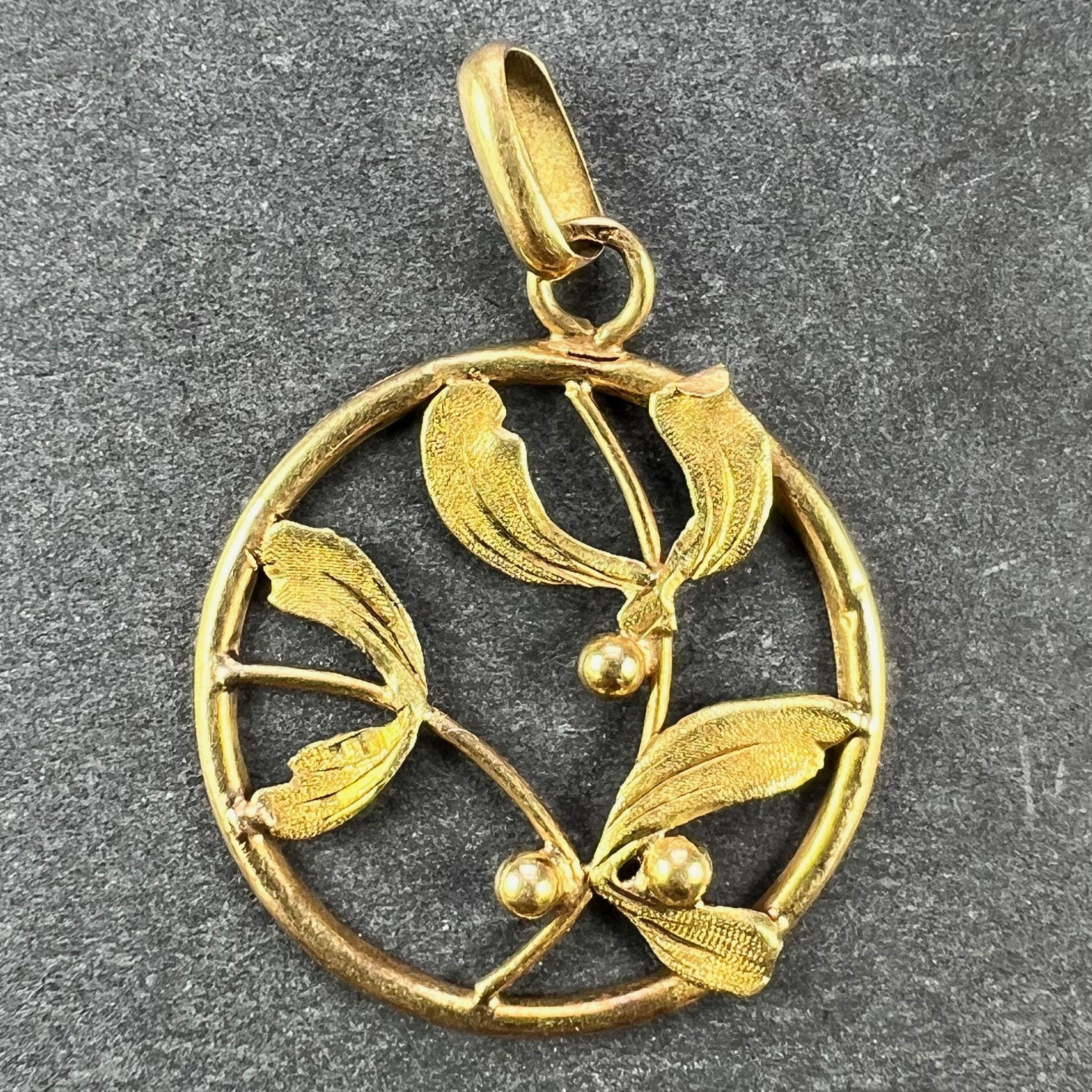Ein französischer Anhänger aus 18 Karat (18K) Gelbgold in Form eines Straußes aus Mistelblättern und -beeren in einem kreisförmigen Rahmen. Der Mistelzweig steht für Liebe und Romantik. Gestempelt mit der Adlerkopfmarke für französische Herstellung
