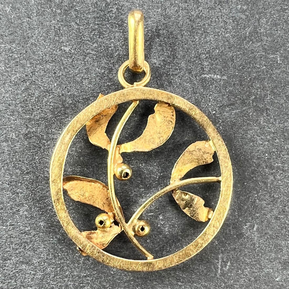 Französisch Mistel Blätter und Beeren Liebe 18K Gelbgold Charme Anhänger im Zustand „Gut“ in London, GB