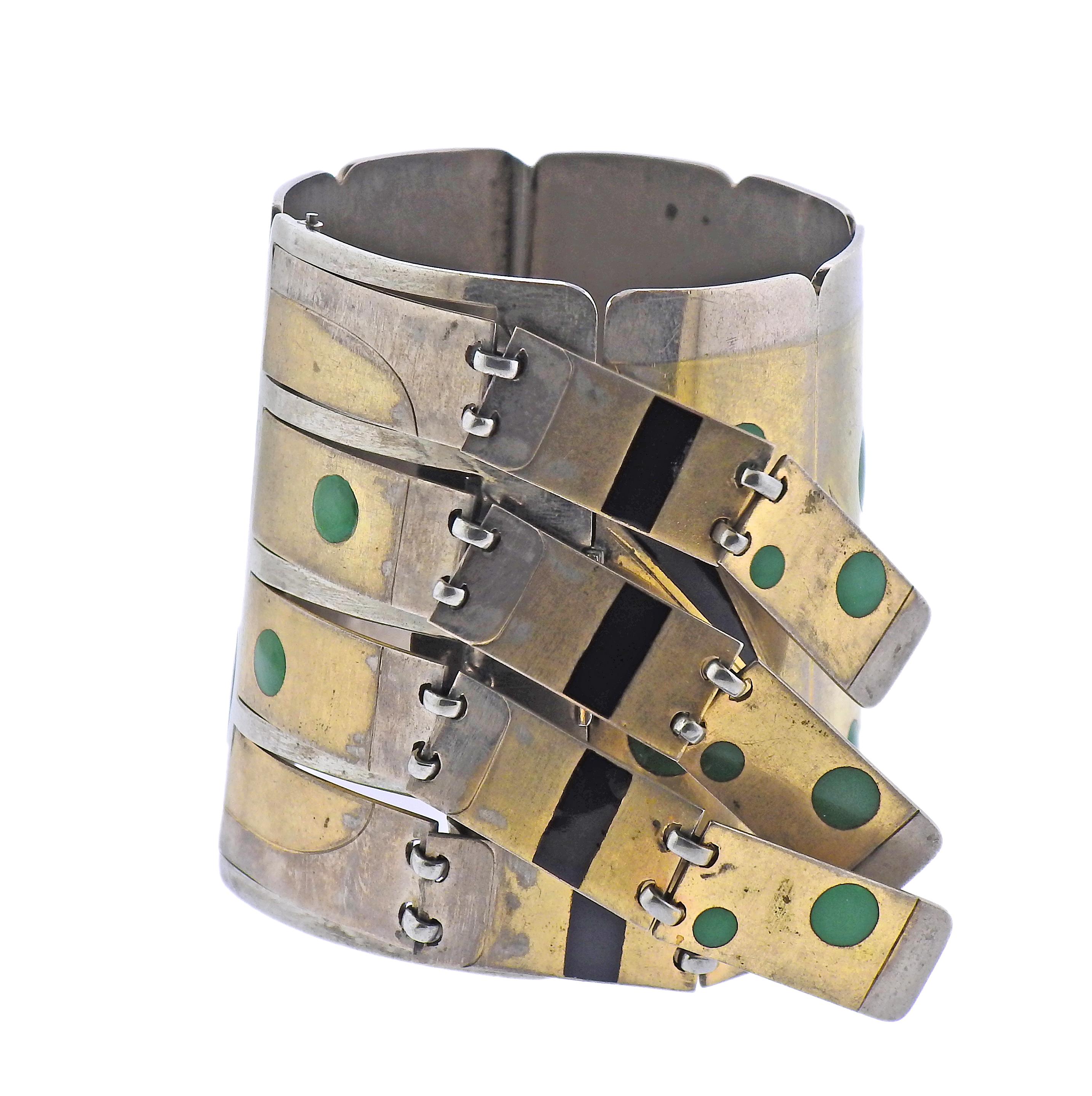 Bracelet de fabrication française en métal mixte or et argent avec franges et incrustations de pierres précieuses (onyx et chrysoprase). Le bracelet s'adapte à un poignet de 7