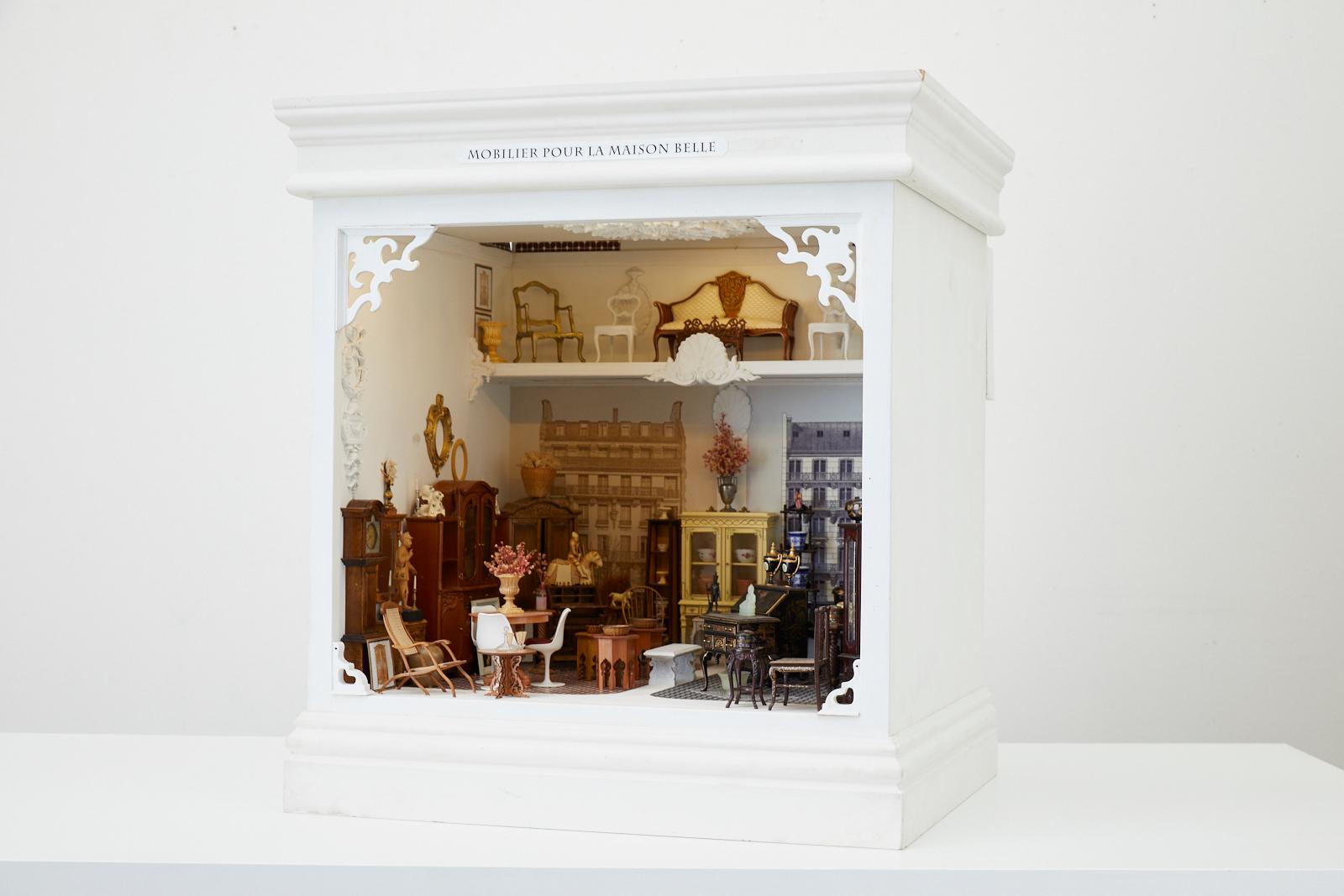 Dolls House miniatura in ceramica marrone e GATTO TIGRATO BIANCO recante 