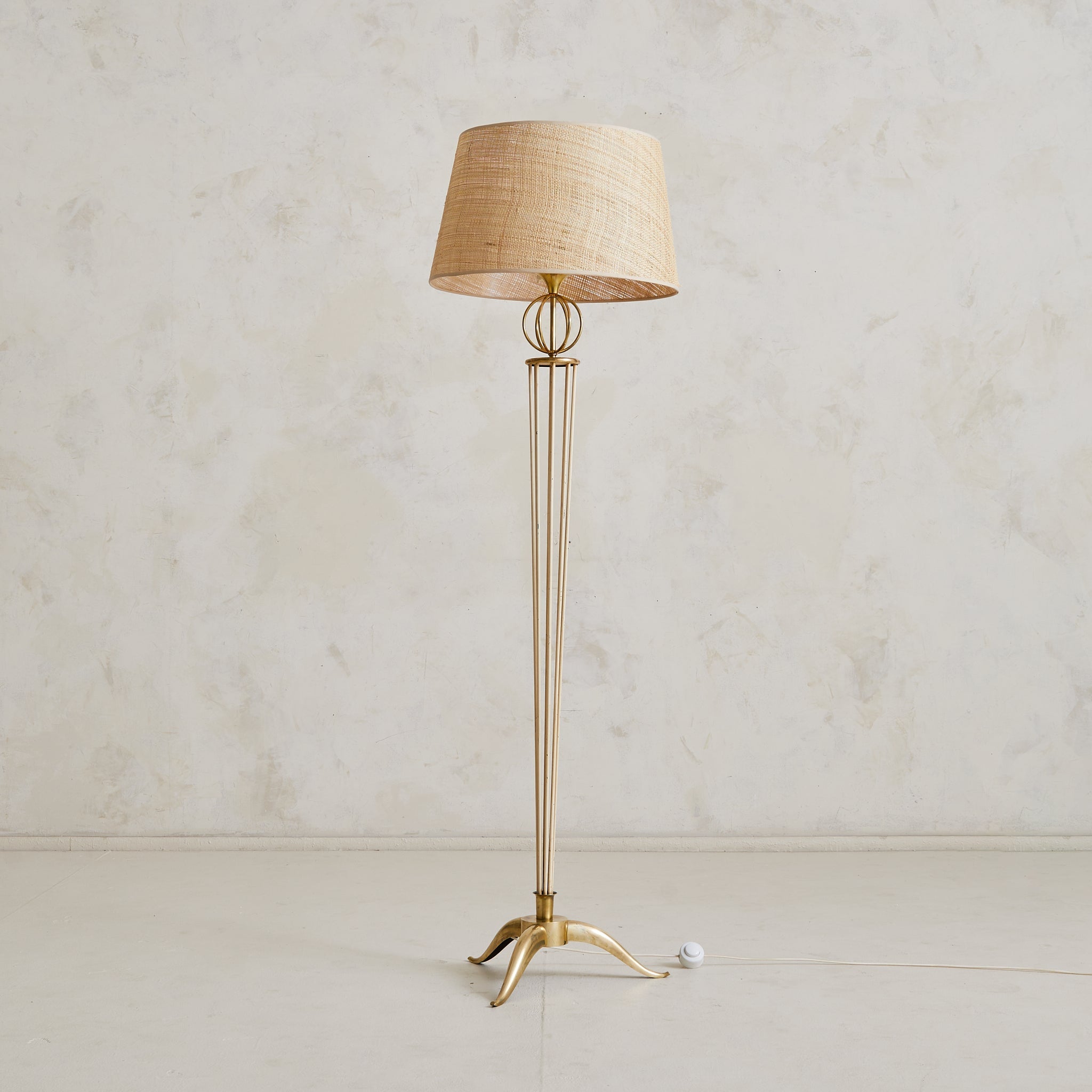 Lampadaire français "Model No 26" en laiton avec abat-jour en toile de jute par la Maison Arlus, 1955 en vente