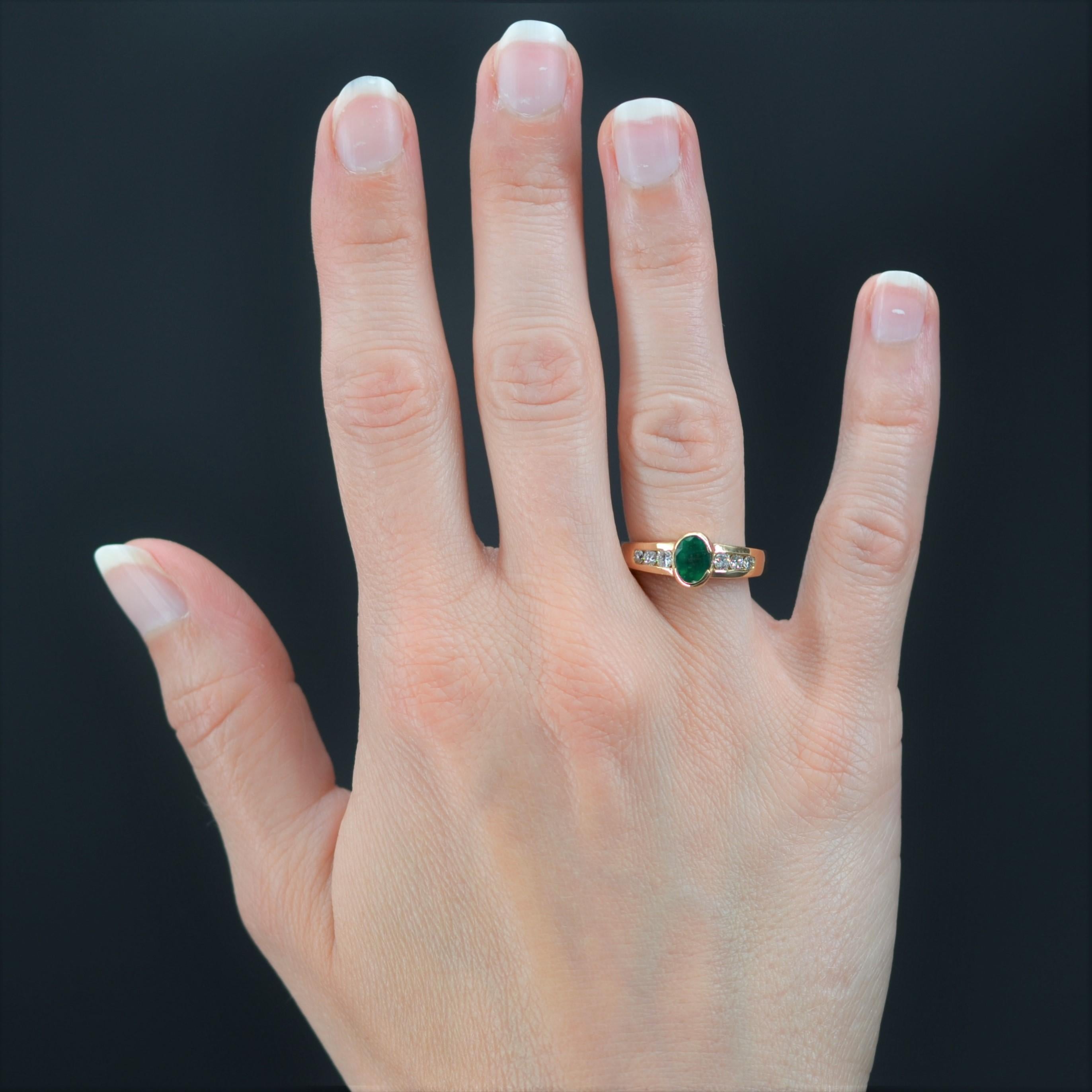 Ring in 18 karat yellow gold, eagle head hallmark.
Great classic of the second-hand jewelry, this yellow gold ring is decorated, in half moon setting, with an oval emerald supported on both sides by 2x3 modern brilliant-cut diamonds, in fall.
Weight