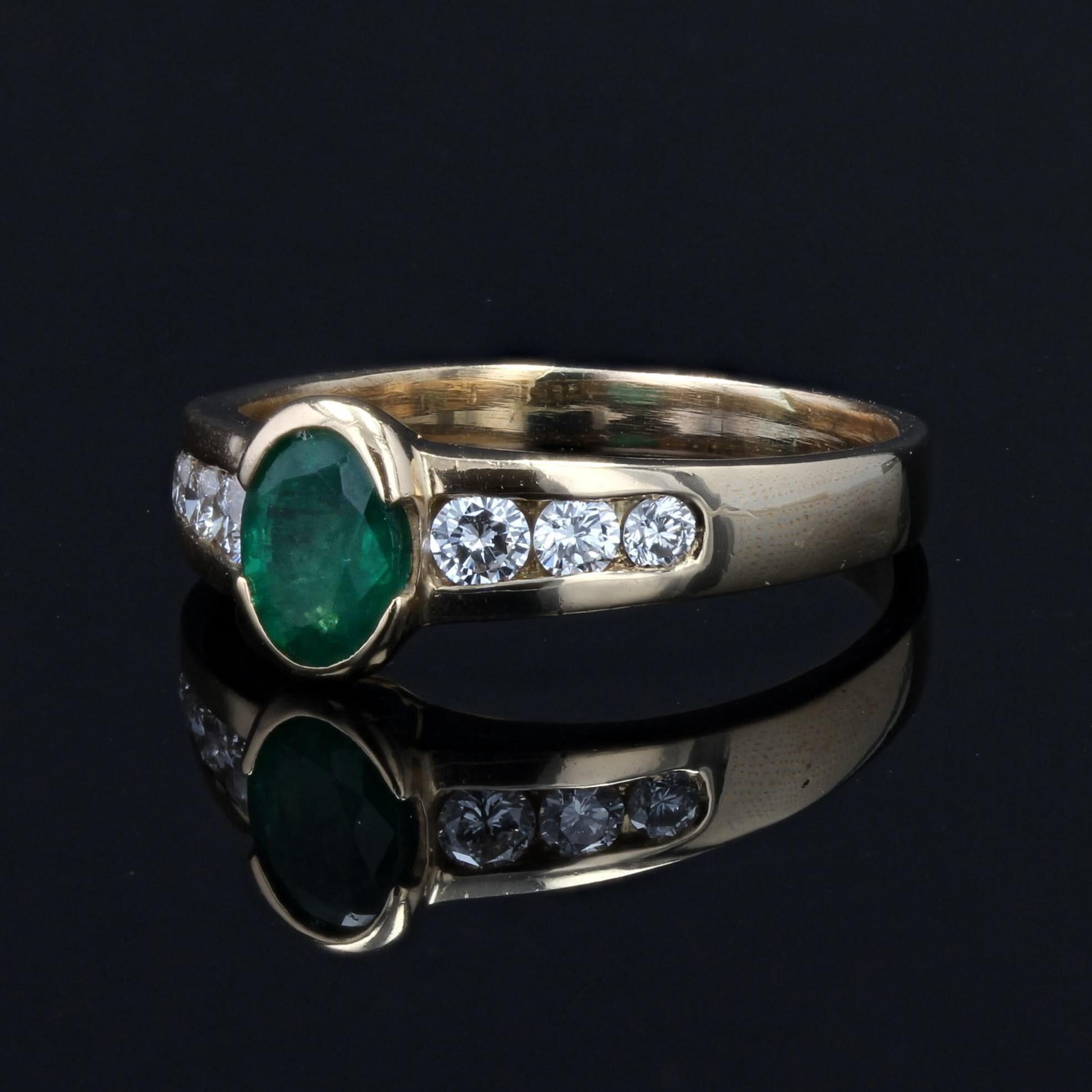 Französischer moderner Ring aus 18 Karat Gelbgold mit 0, 60 Karat Smaragd und Diamanten (Ovalschliff) im Angebot