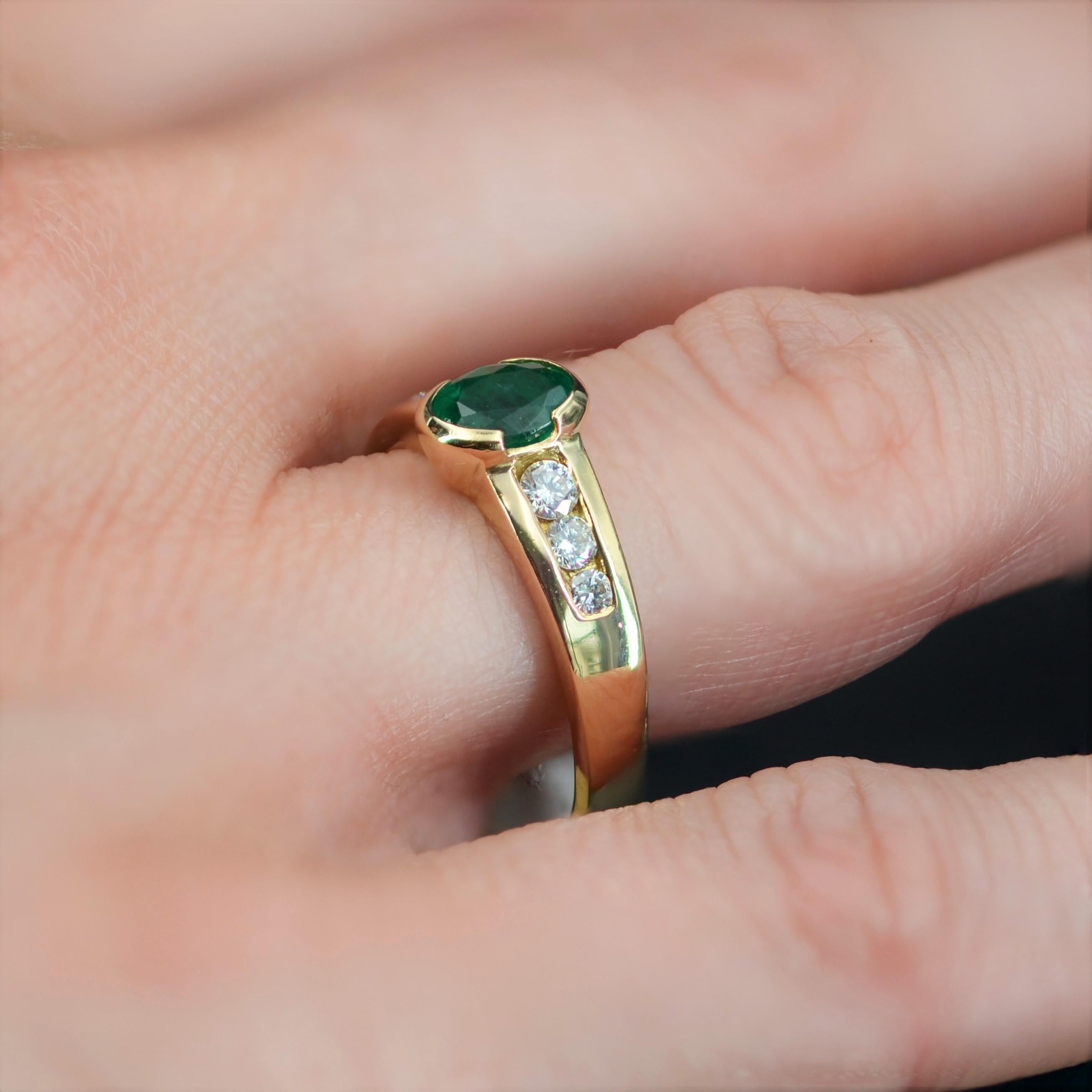 Französischer moderner Ring aus 18 Karat Gelbgold mit 0, 60 Karat Smaragd und Diamanten im Zustand „Gut“ im Angebot in Poitiers, FR