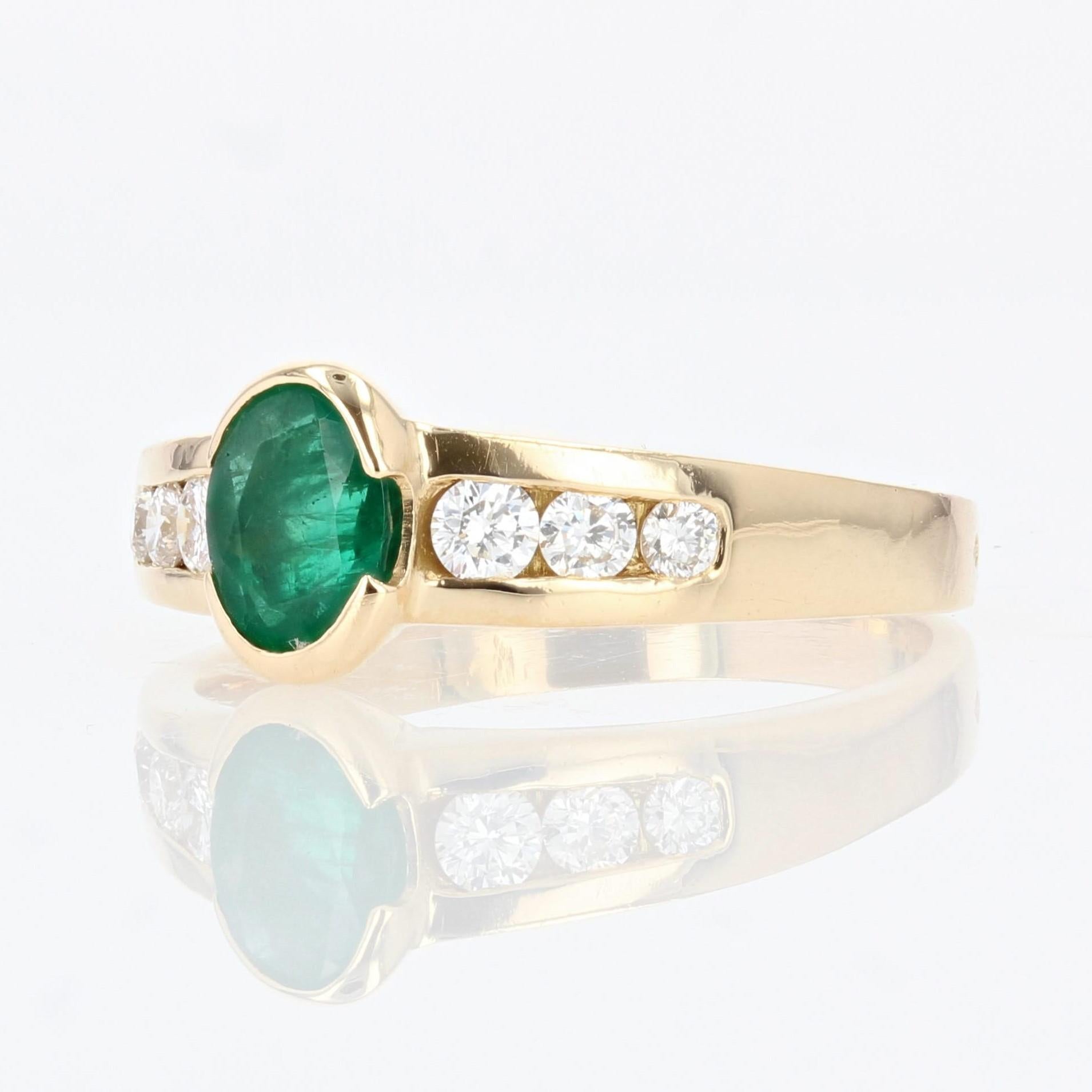 Französischer moderner Ring aus 18 Karat Gelbgold mit 0, 60 Karat Smaragd und Diamanten Damen im Angebot