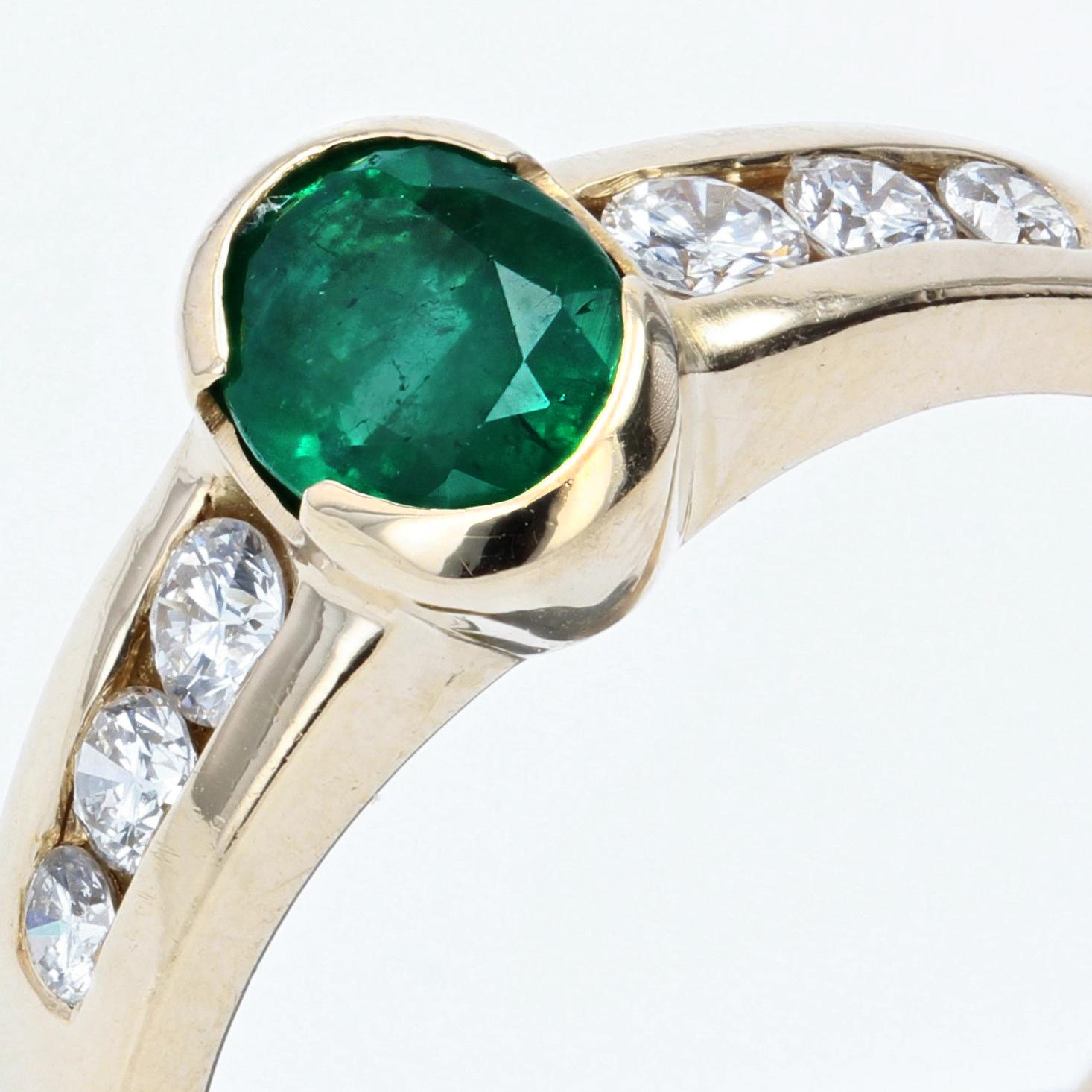 Französischer moderner Ring aus 18 Karat Gelbgold mit 0, 60 Karat Smaragd und Diamanten im Angebot 1