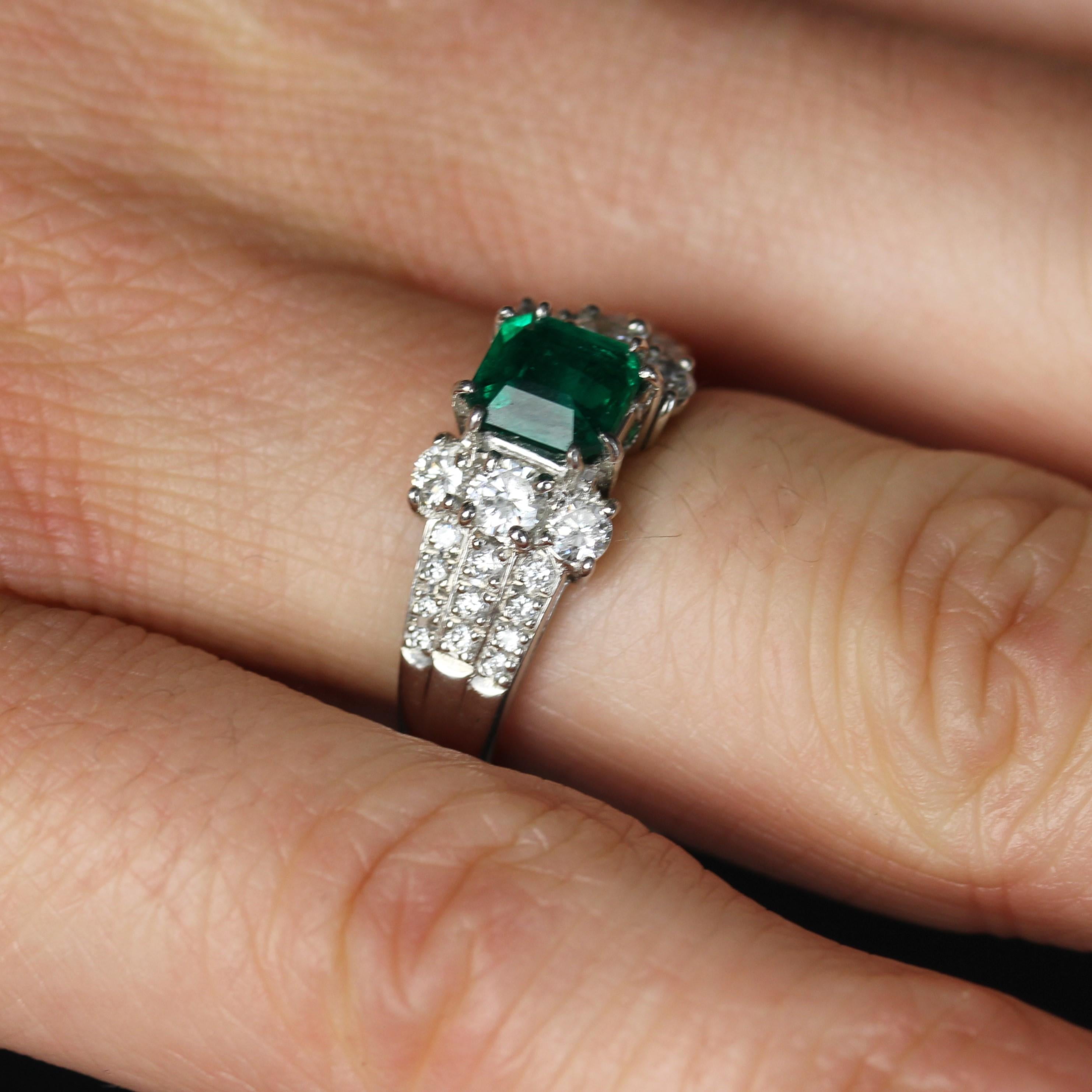 French Modern 0.82 Carat Colombian Emerald Diamonds Platinum Ring For Sale 6