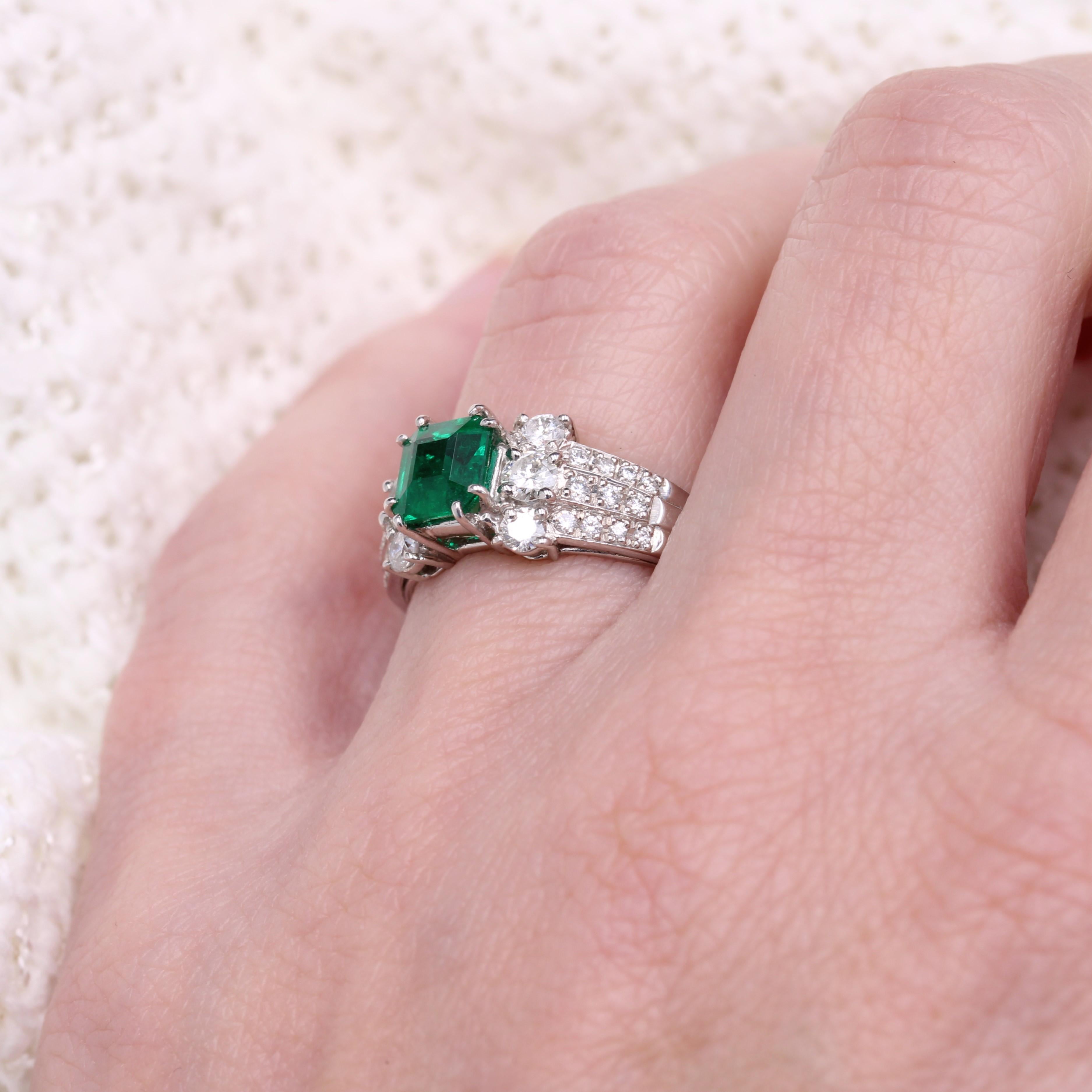 French Modern 0.82 Carat Colombian Emerald Diamonds Platinum Ring For Sale 7