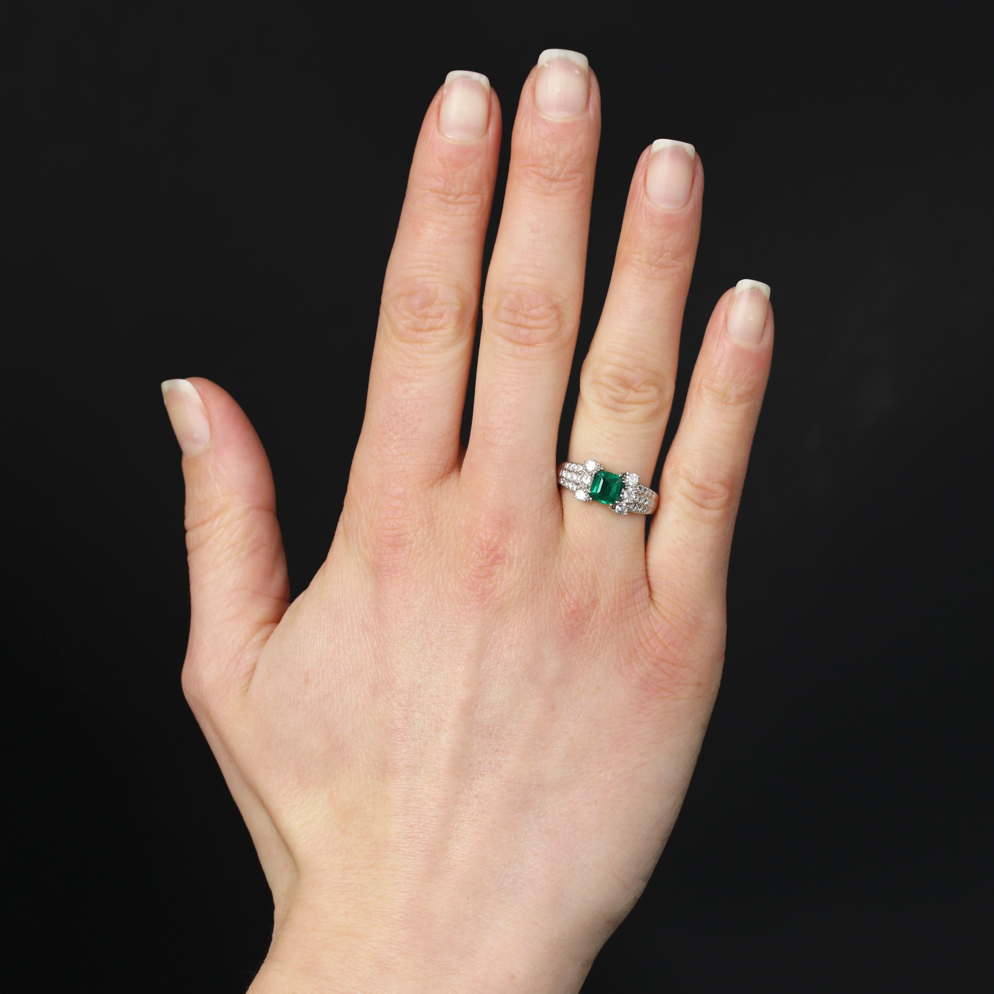 Ring in platinum, dog's head hallmark.
This sublime emerald ring is set with 8 claws of a degree-cut Colombian emerald and 2x 3 modern brilliant-cut diamonds on either side. The start of the ring is gadrooned and set on each side with 11 modern