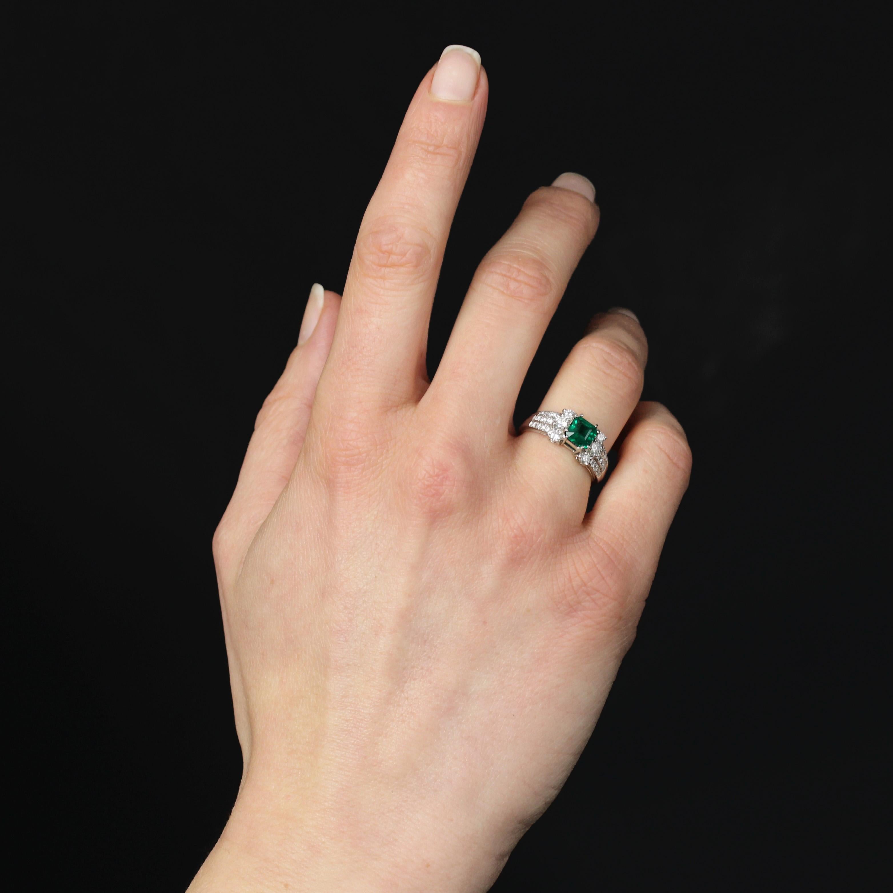 Französisch Modern 0,82 Karat Kolumbianischer Smaragd Diamanten Platin Ring (Smaragdschliff) im Angebot