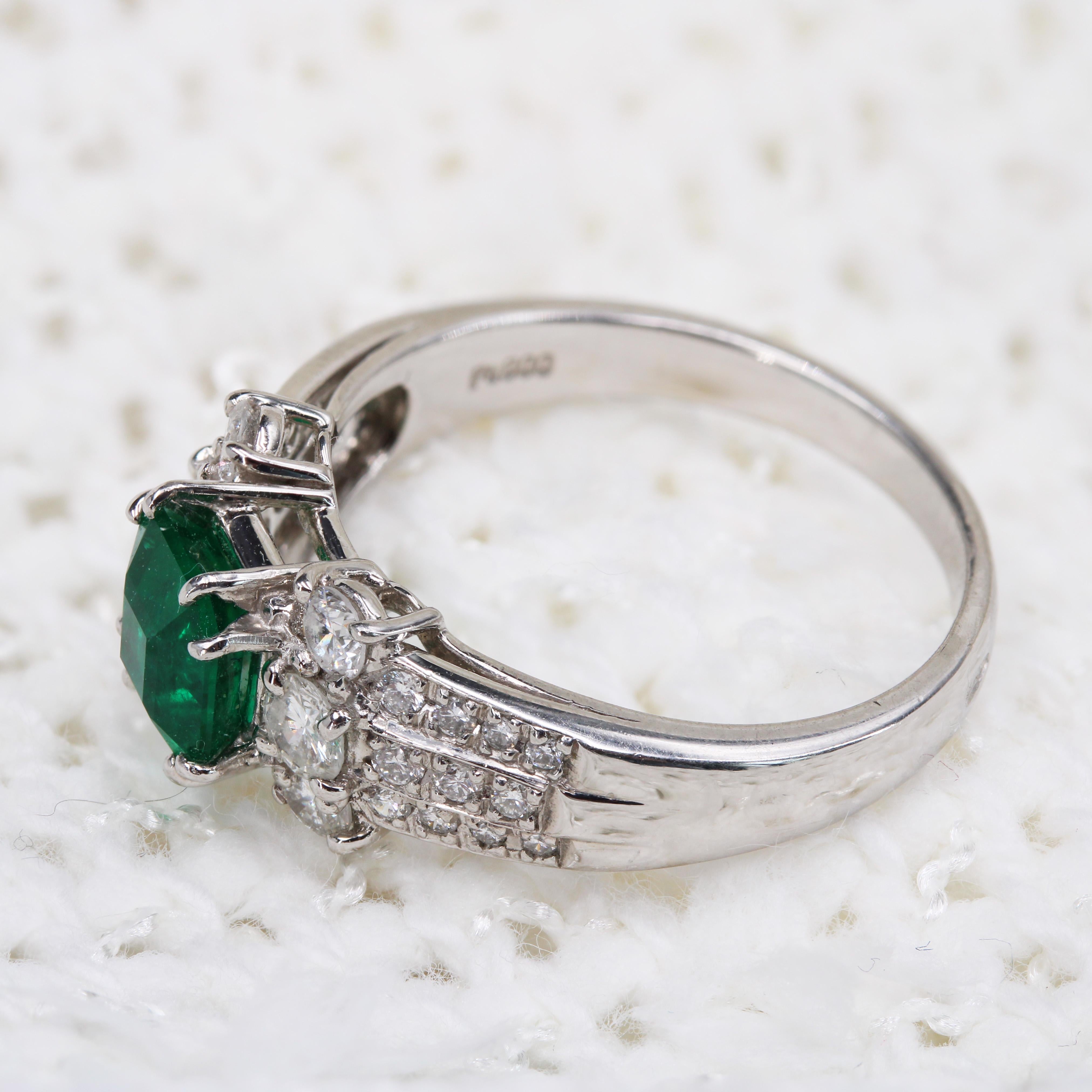 French Modern 0.82 Carat Colombian Emerald Diamonds Platinum Ring For Sale 3