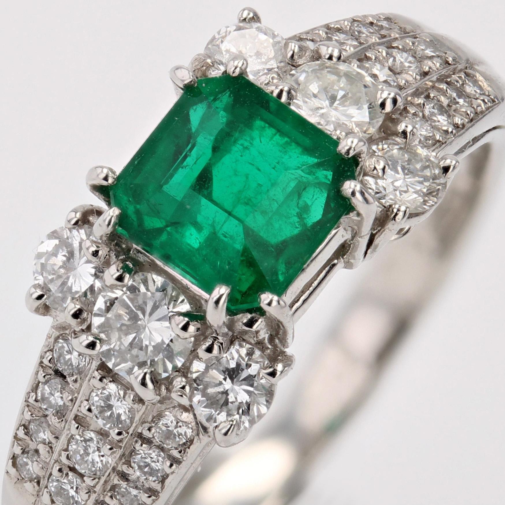 French Modern 0.82 Carat Colombian Emerald Diamonds Platinum Ring For Sale 4