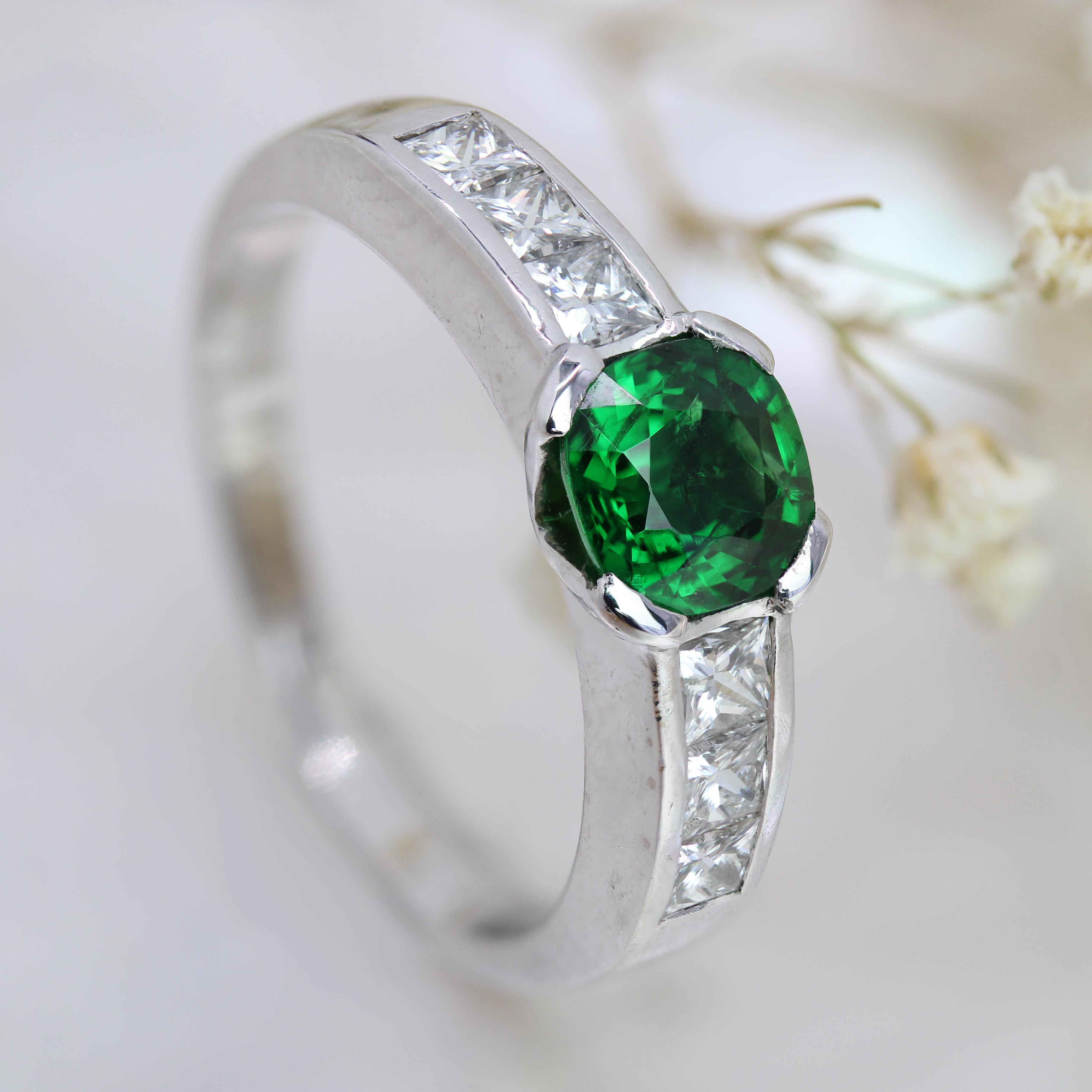 Bague moderne franaise en or blanc avec grenat tsavorite de 1,02 carat et diamants taille princesse en vente 4