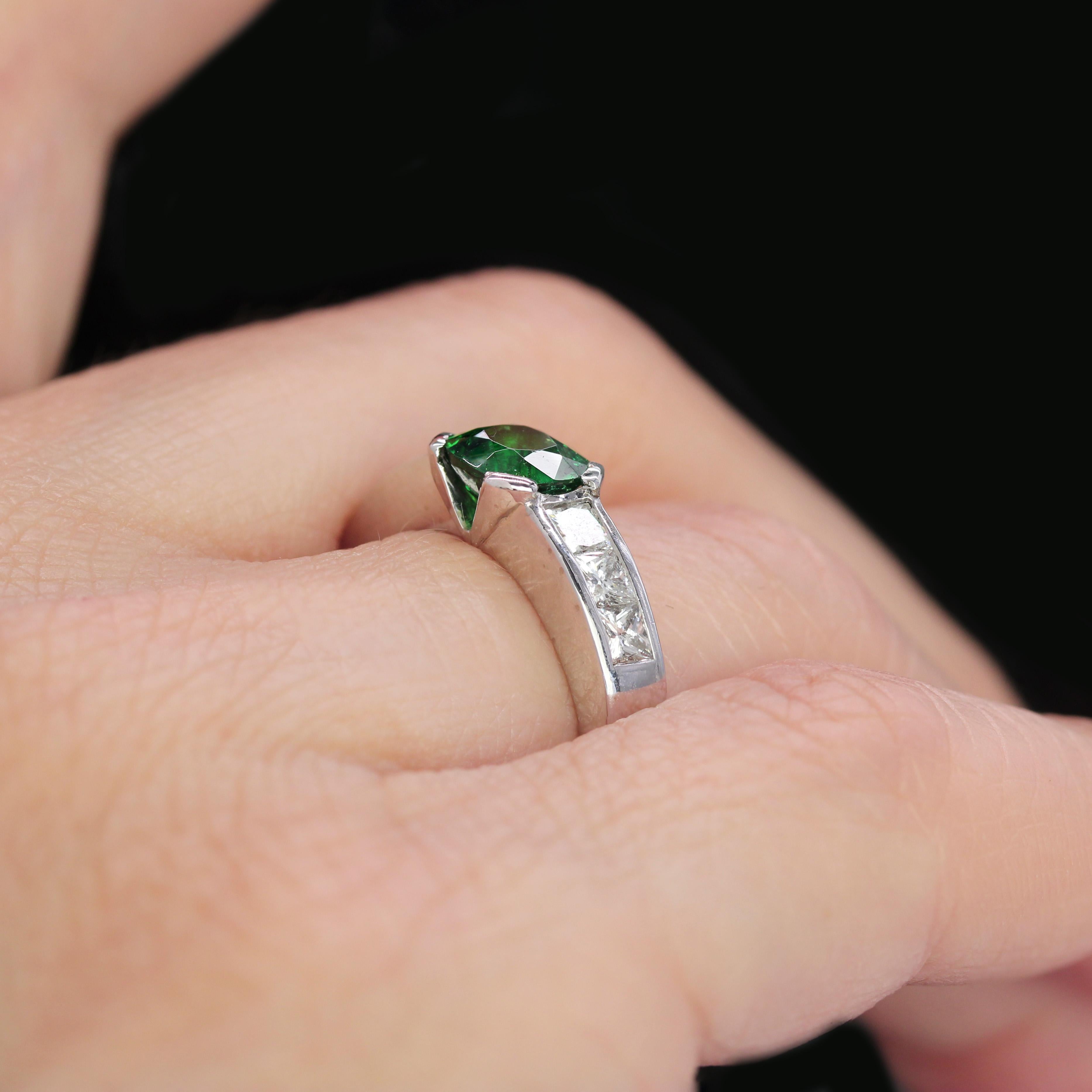 Bague moderne franaise en or blanc avec grenat tsavorite de 1,02 carat et diamants taille princesse en vente 9