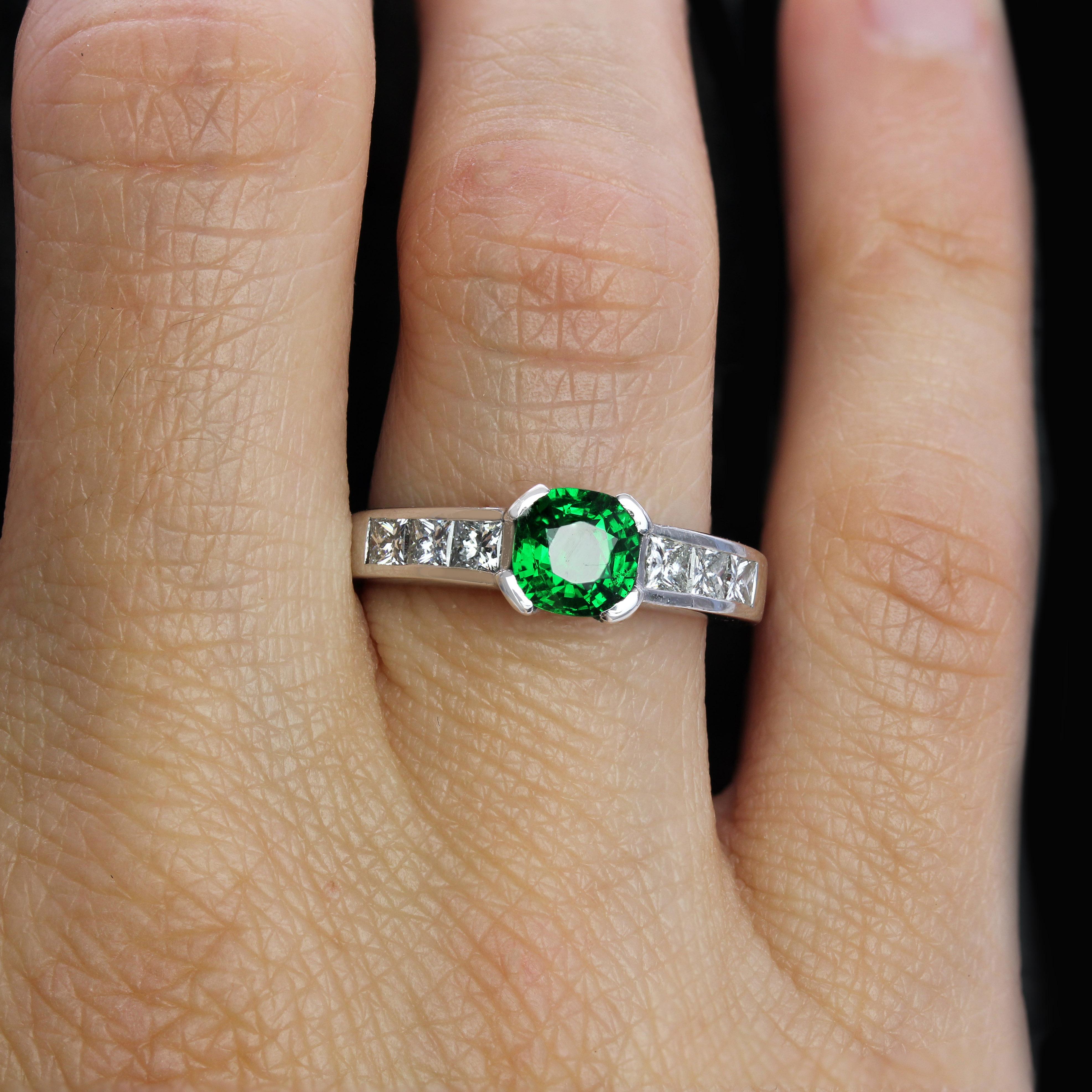Bague moderne franaise en or blanc avec grenat tsavorite de 1,02 carat et diamants taille princesse Pour femmes en vente